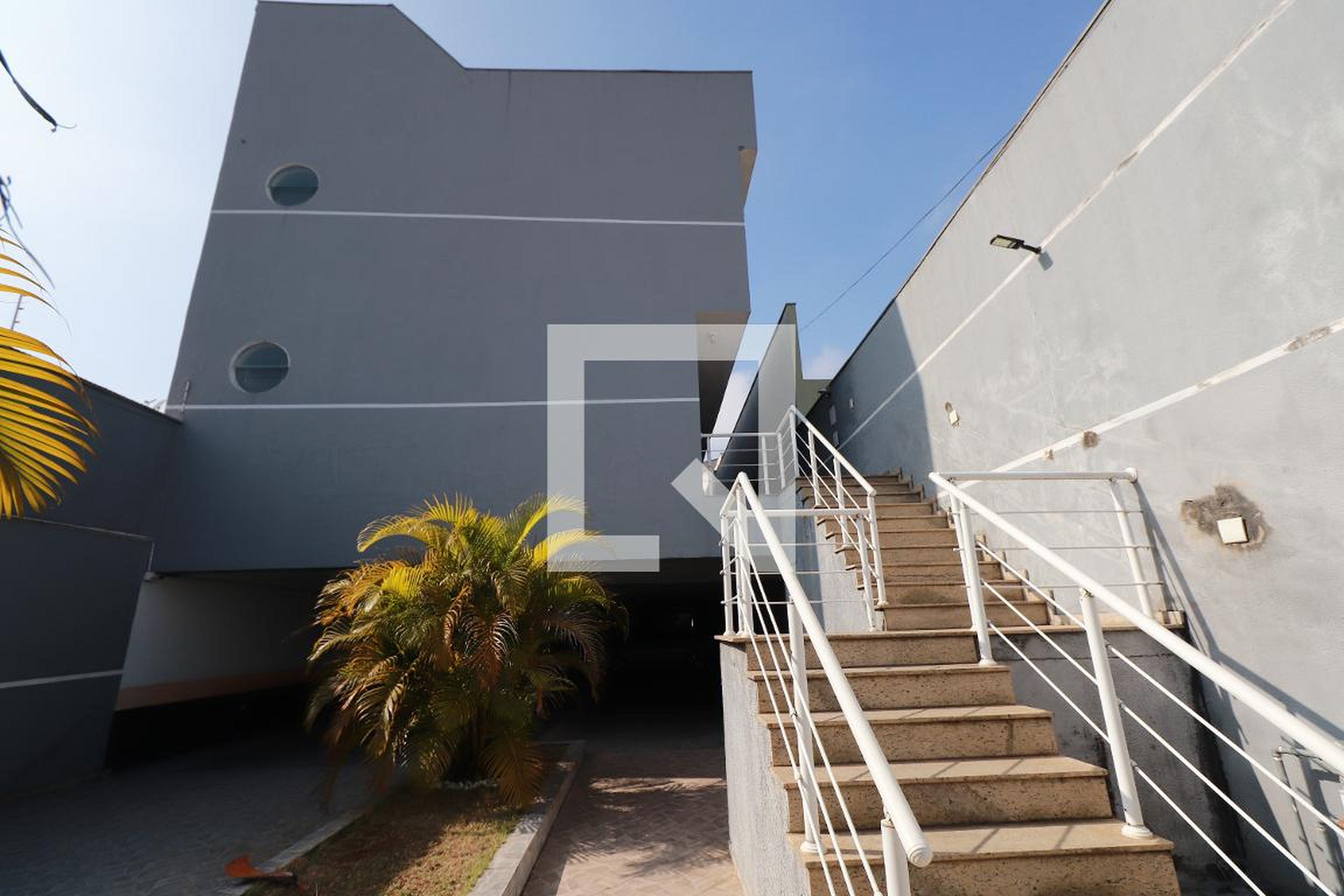 Fachada do Prédio Condomínio em Rua Montes Aureos, 49