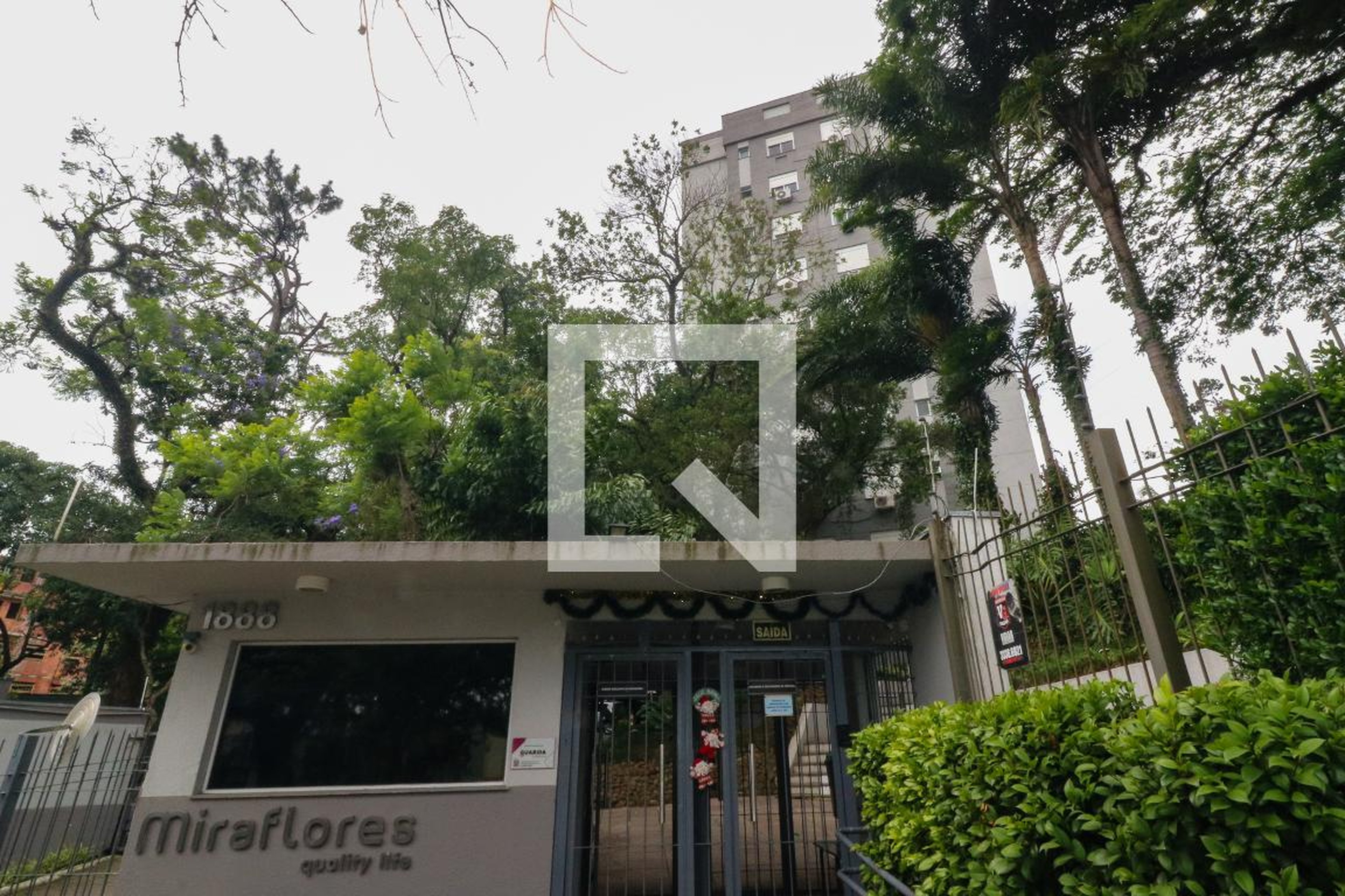 Fachada do condomínio Condomínio Miraflores