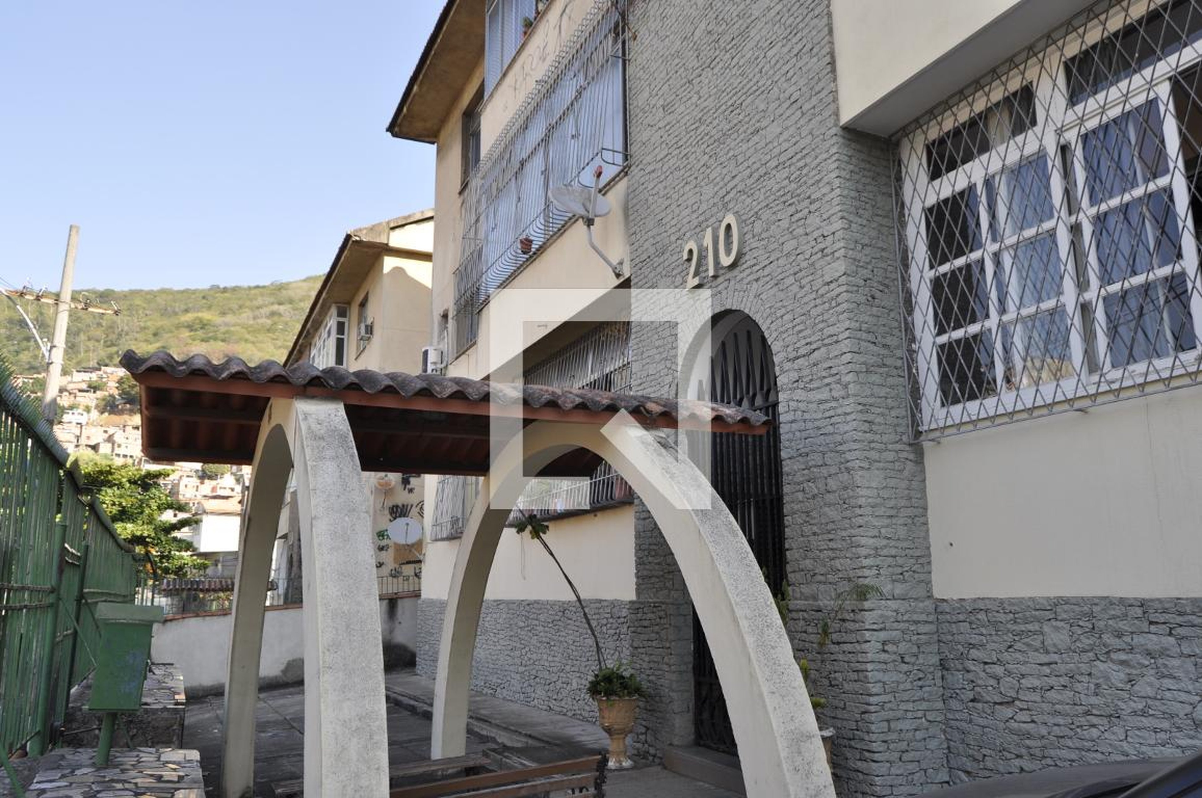 Fachada Condomínio em Rua Cabuçu, 210