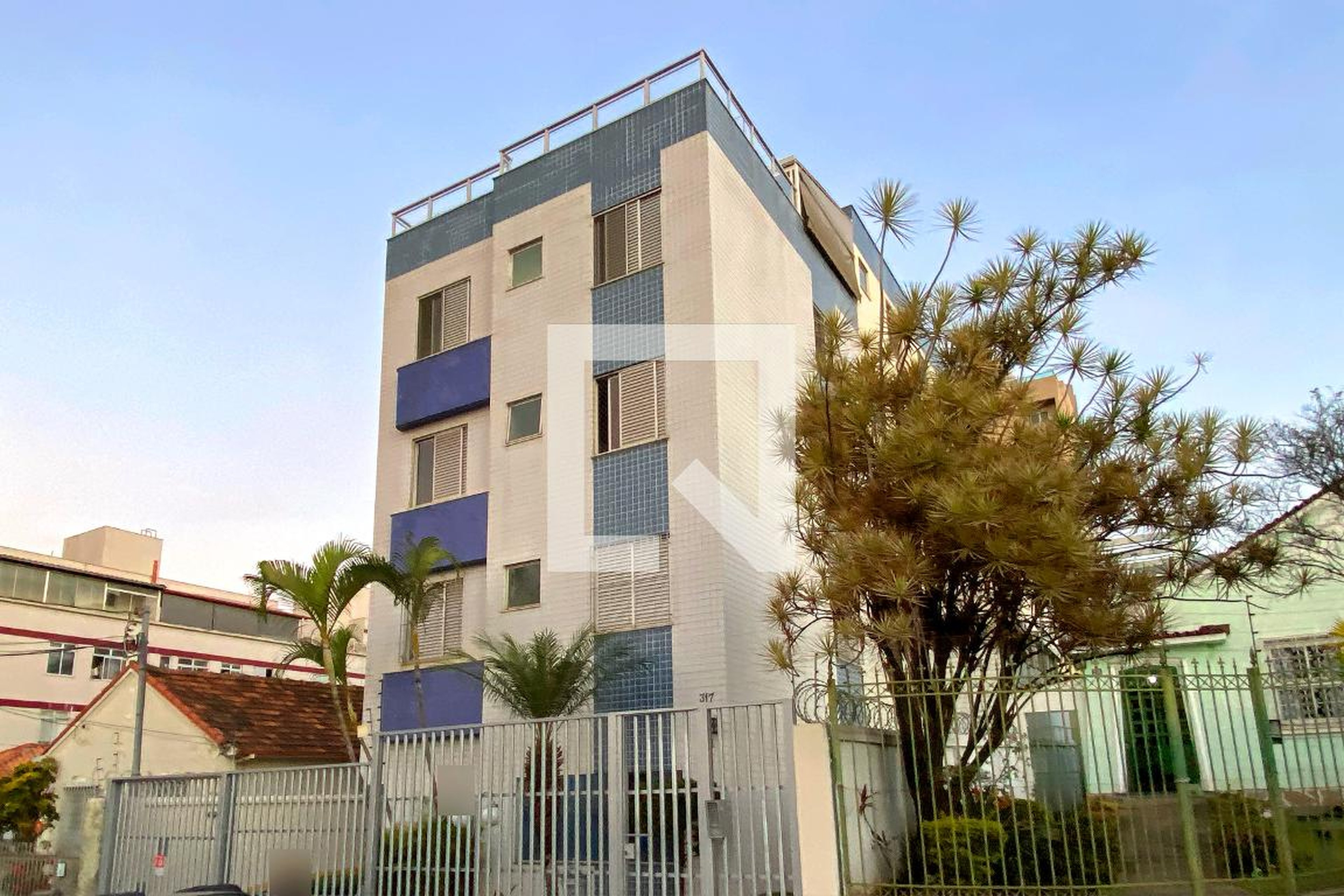 Fachada Condomínio em Rua Helianto, 317