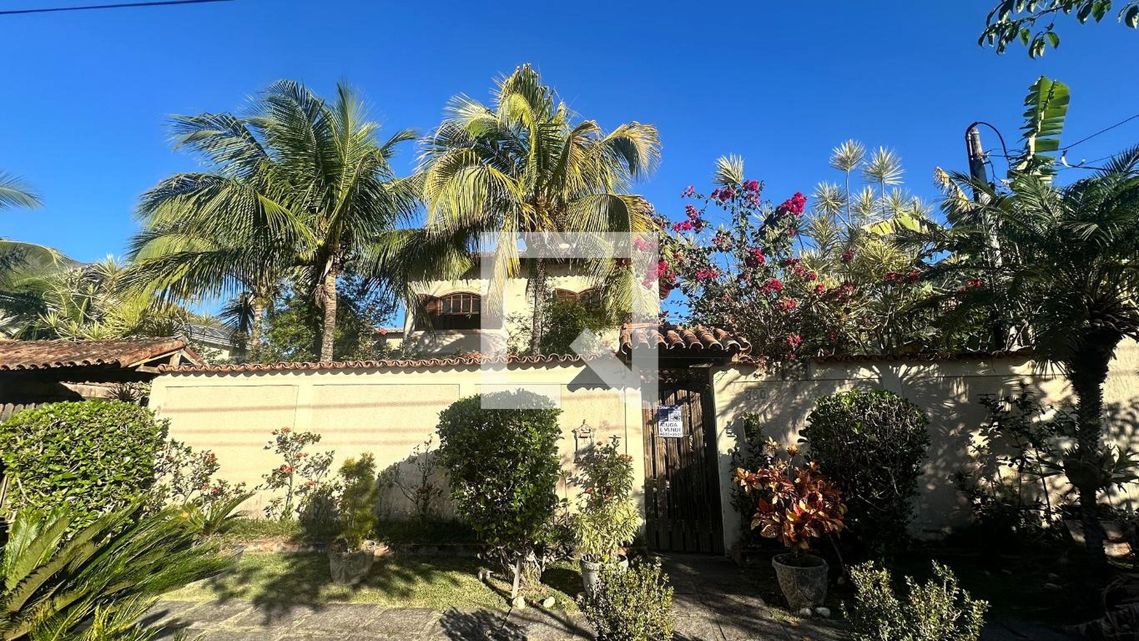 Fachada Condomínio em Rua Fernando de Santa Cruz, 380