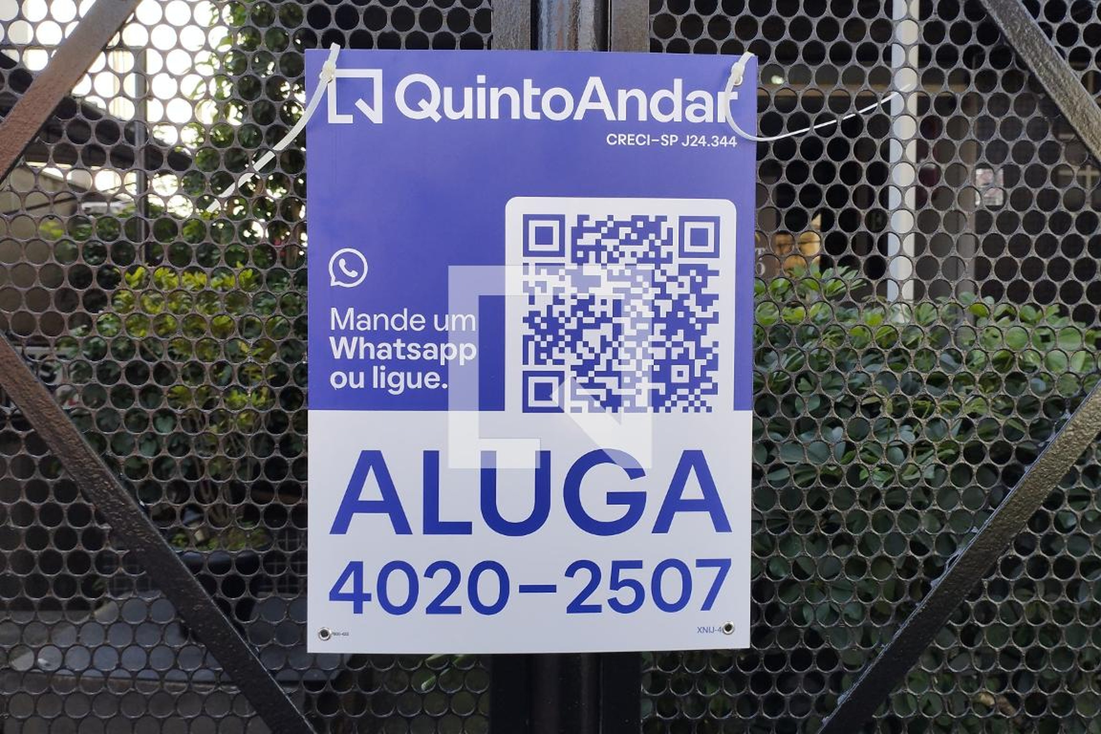 Fachada Condomínio em Rua Henrique Bernardelli, 136