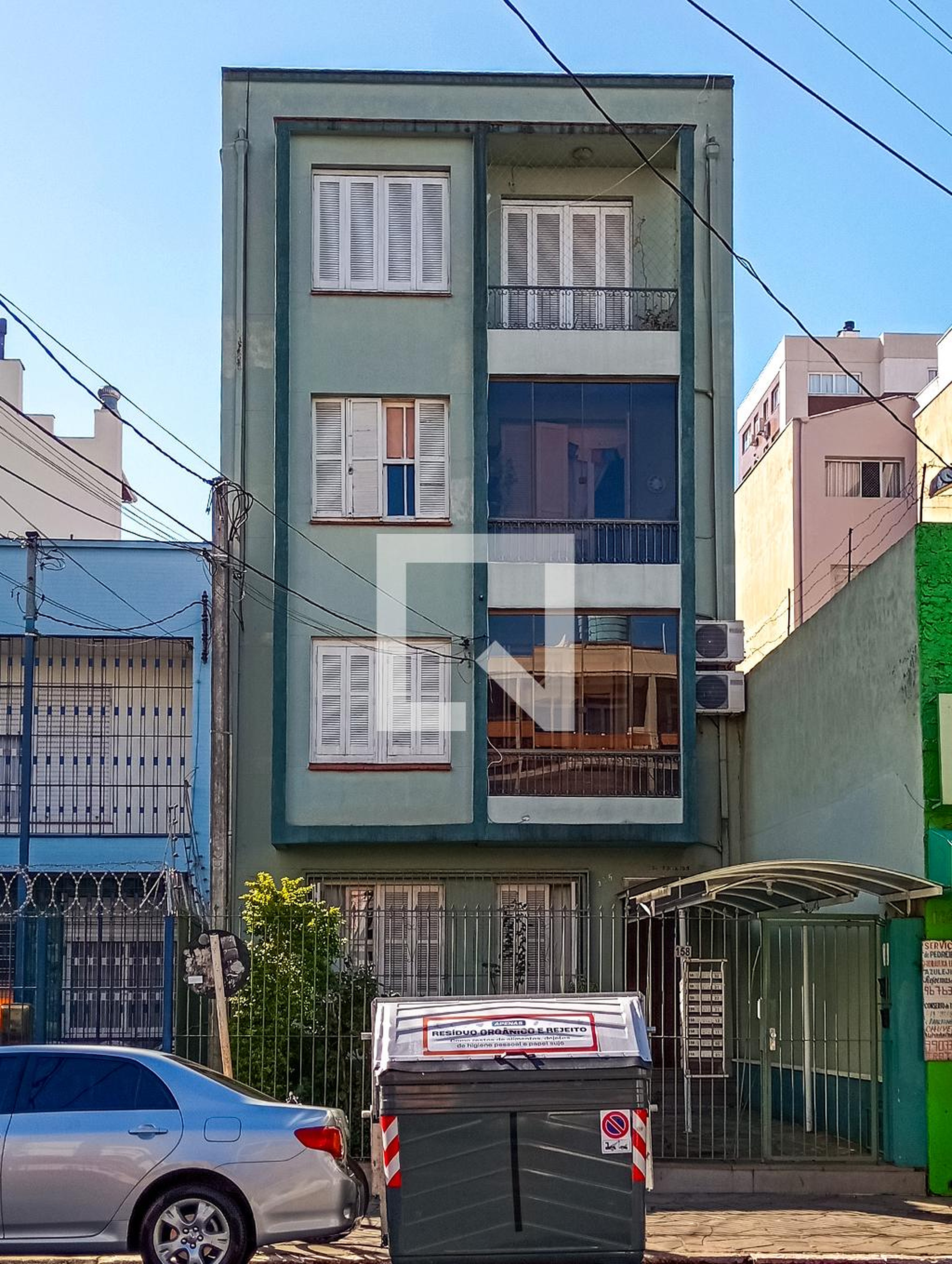 Fachada Condomínio em Rua Santana, 158