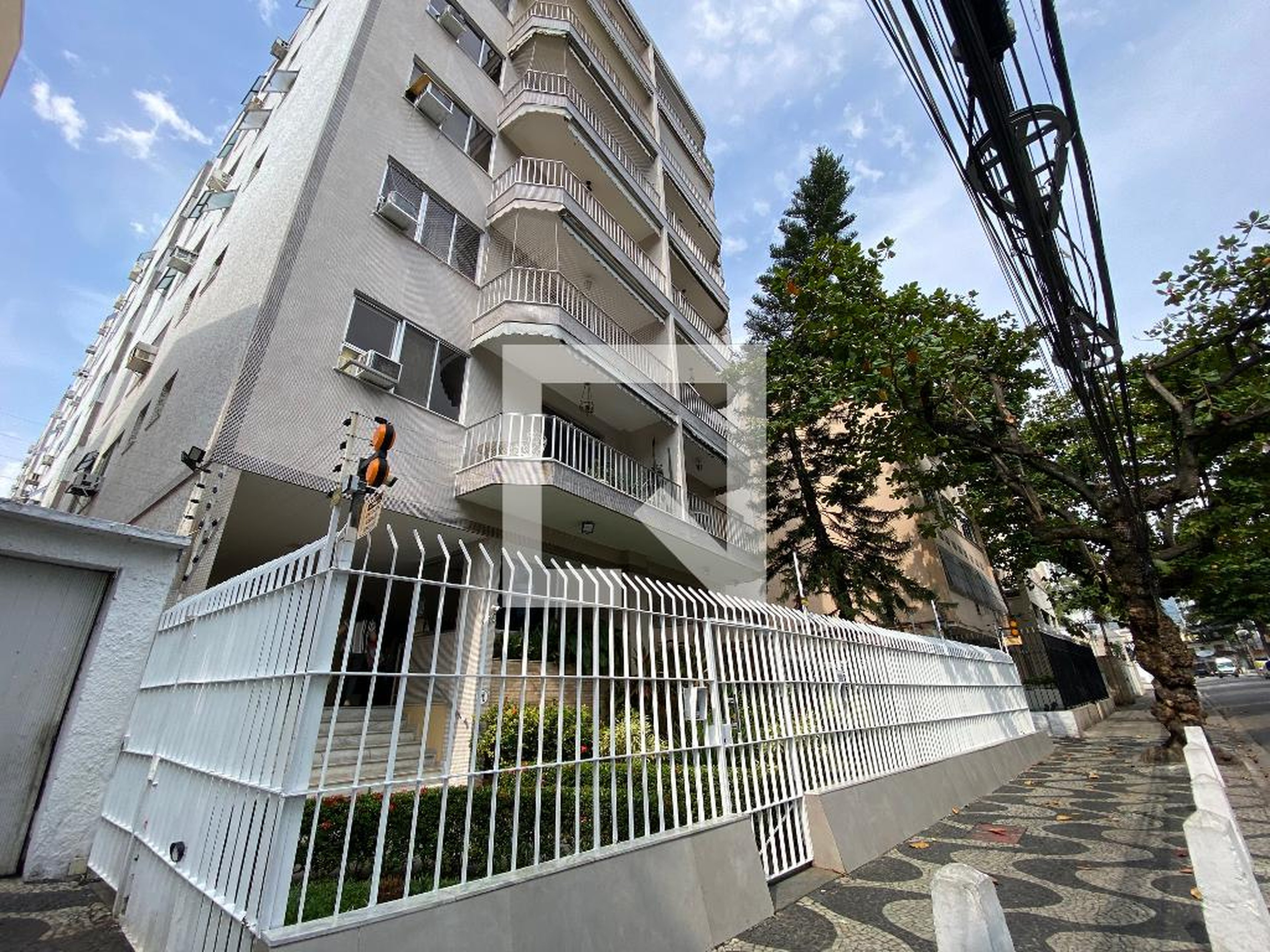 Fachada Condomínio em Rua Ferreira de Andrade, 123