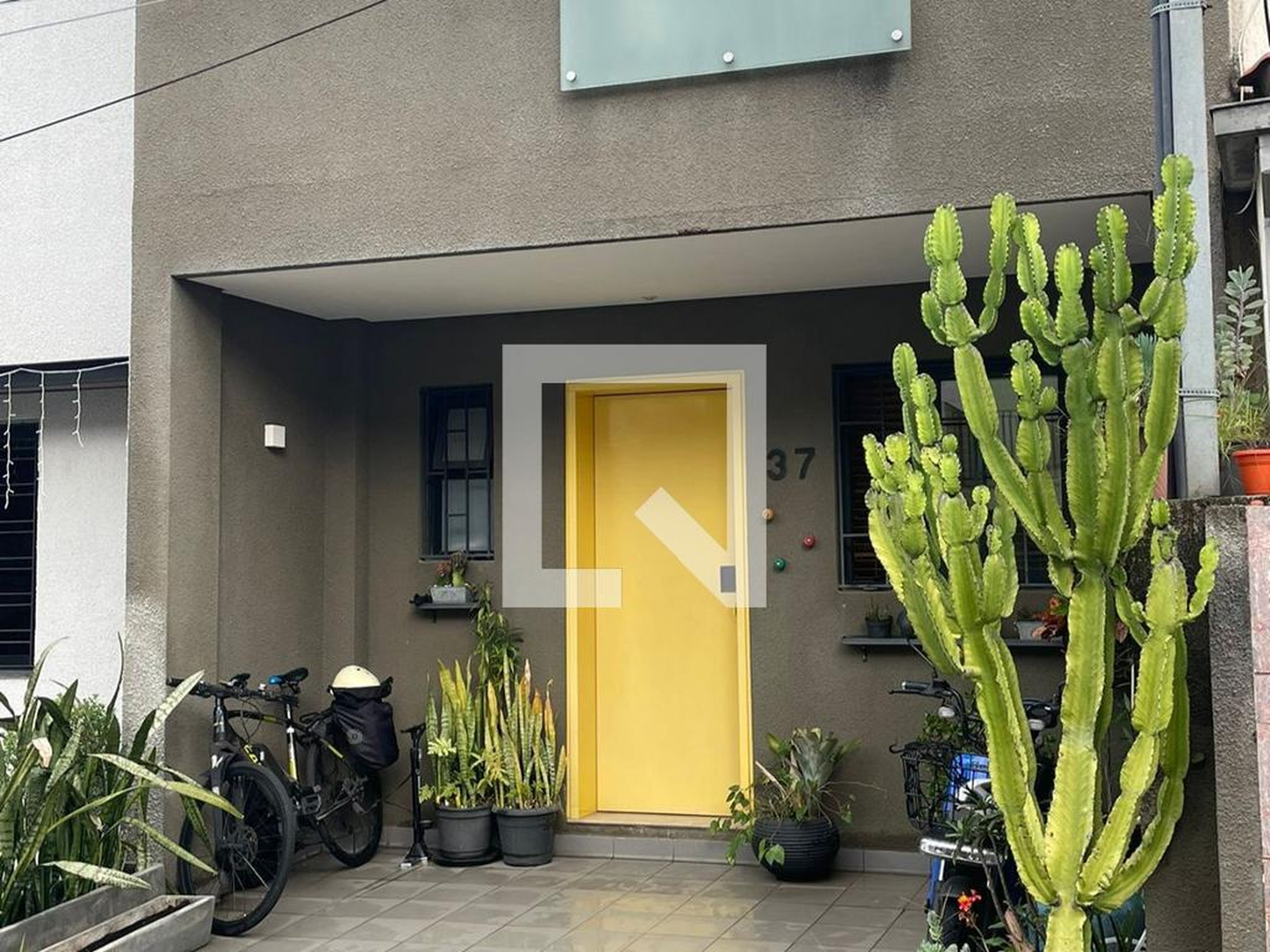 Fachada Condomínio em Travessa Léo Santos, 37