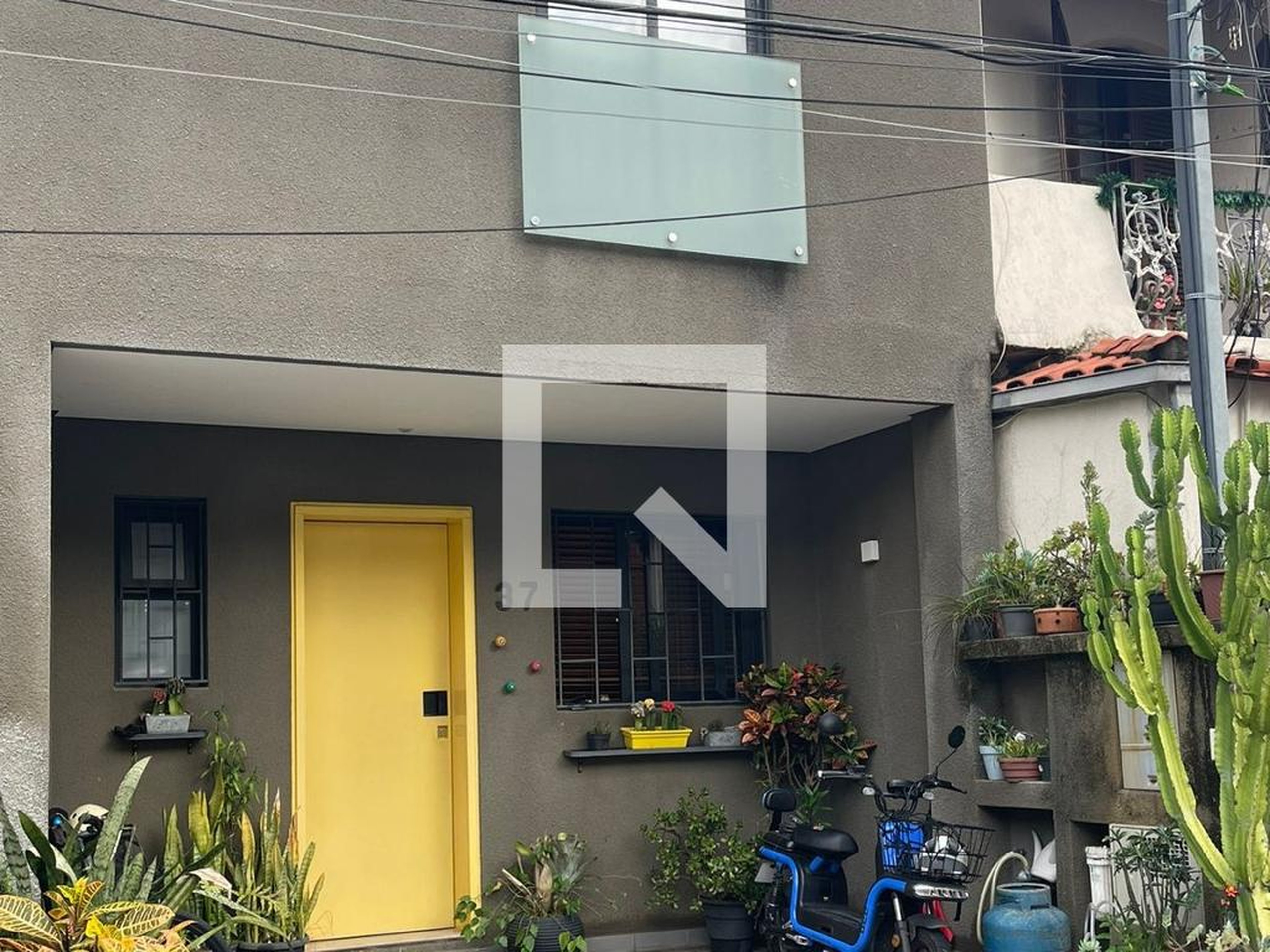 Fachada Condomínio em Travessa Léo Santos, 37