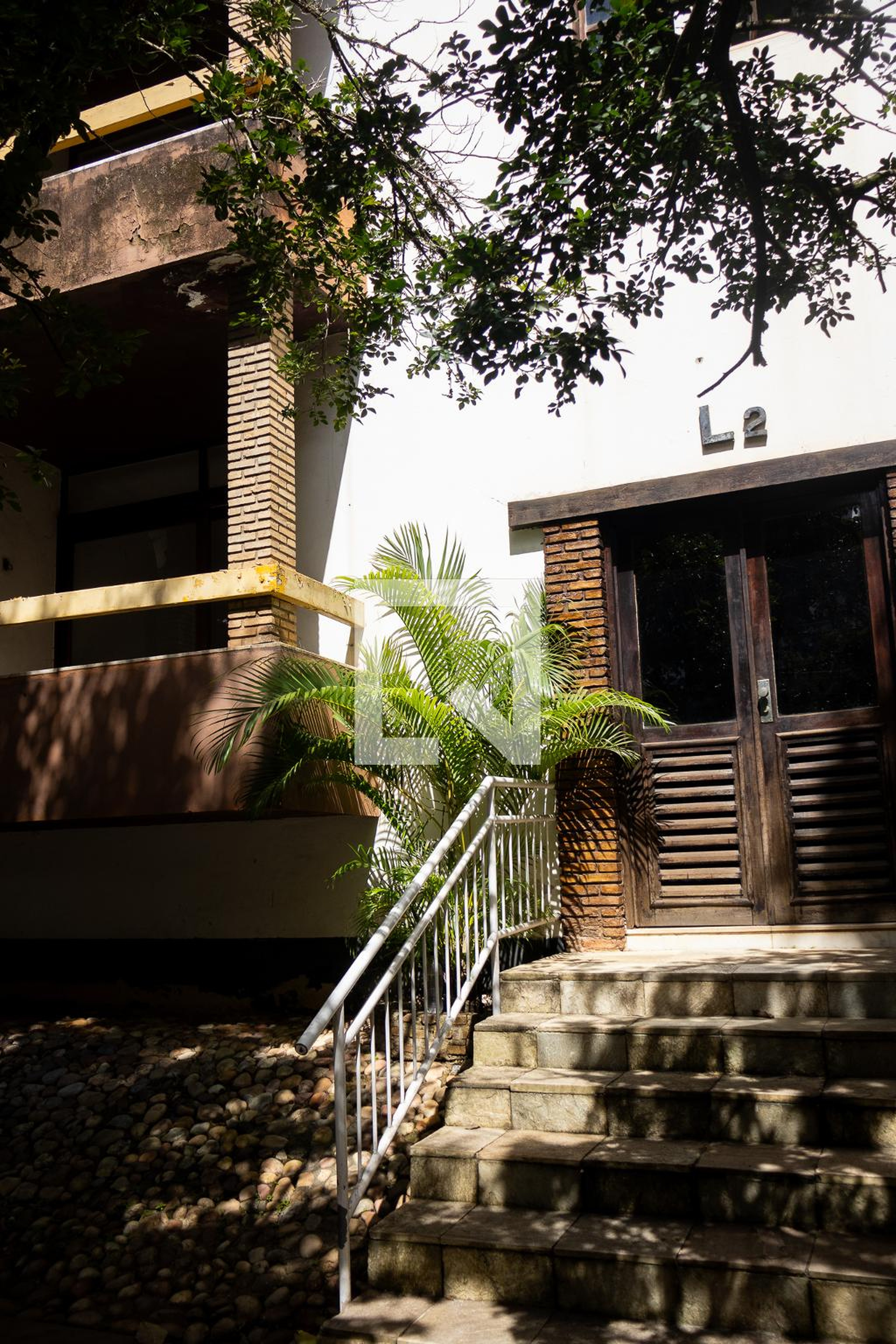 Fachada Condomínio em Rua Professor Milton Cayres de Brito, 133