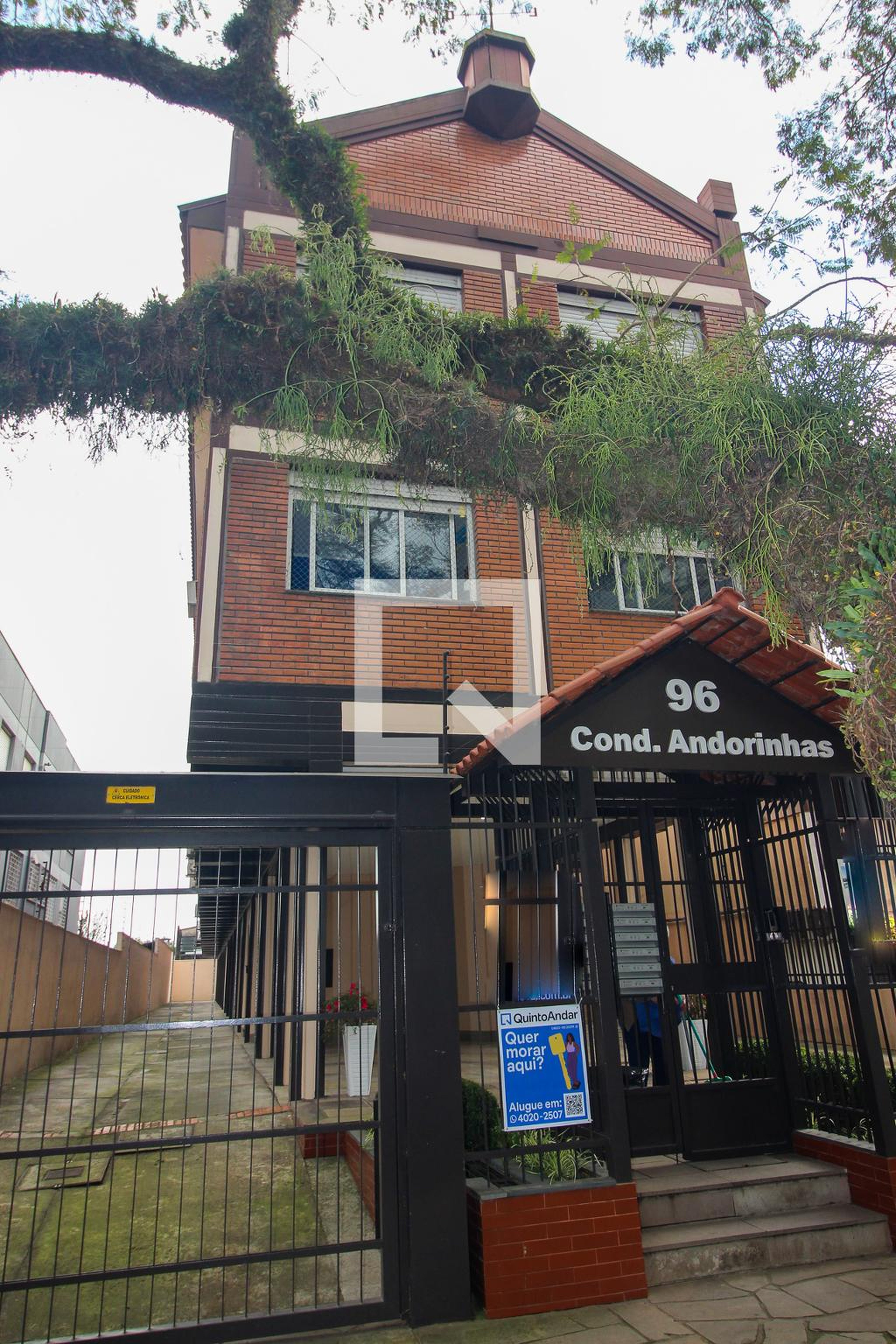 Fachada Condomínio em Rua Chico Pedro, 96