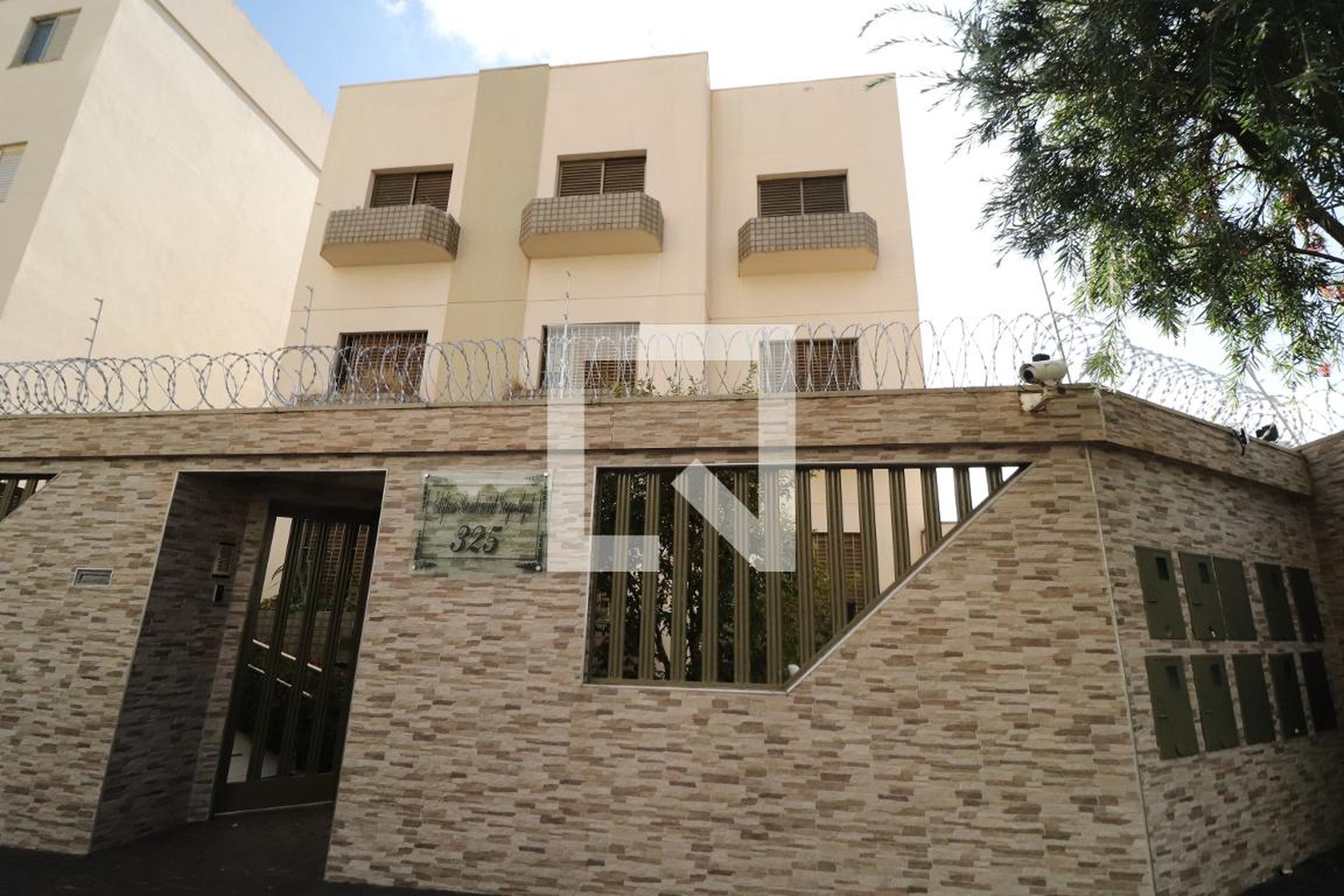 Hall de entrada Condomínio em Avenida Divino Lucas Martins, 325