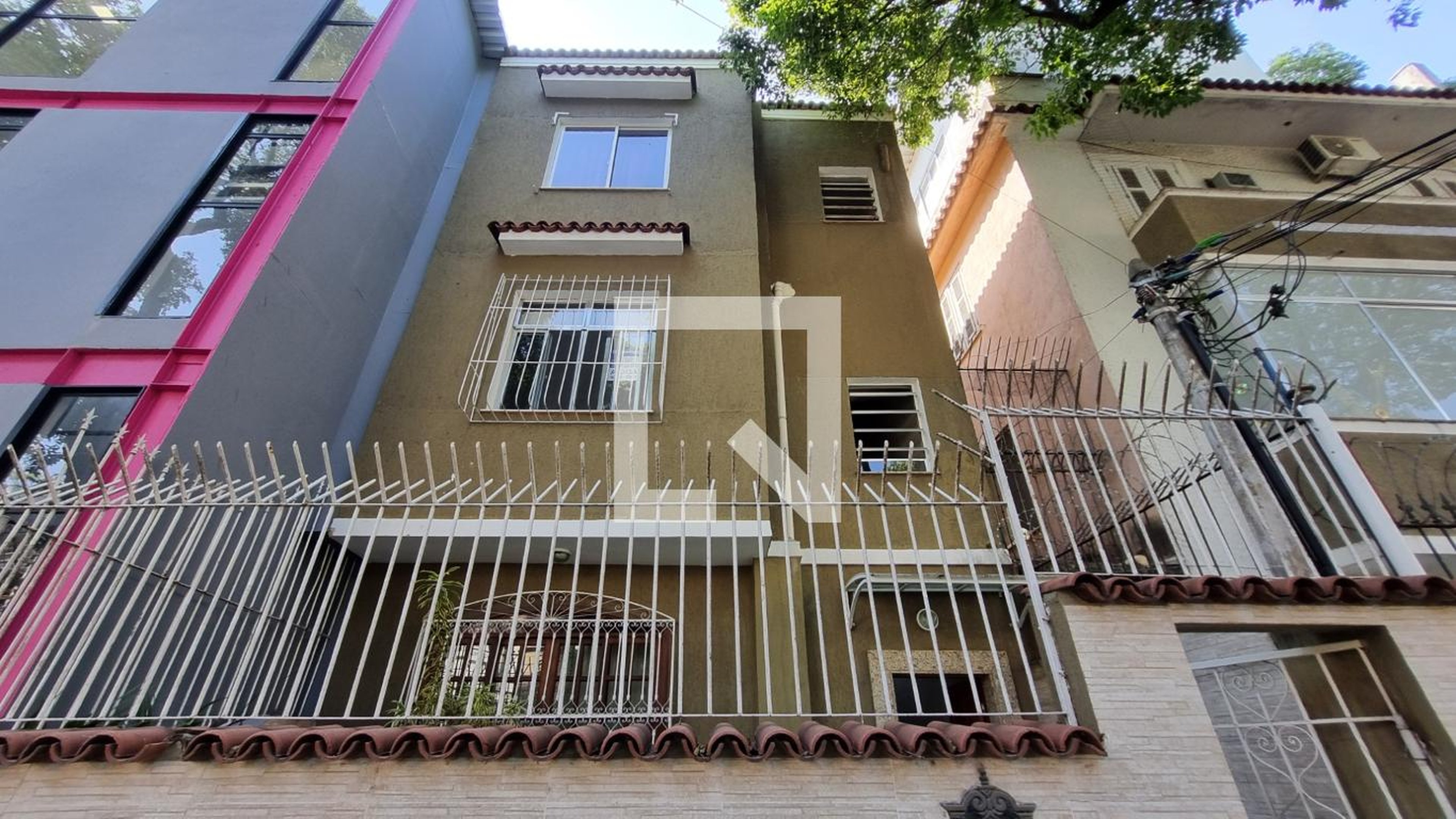 Fachada Condomínio em Rua Pereira Barreto, 14