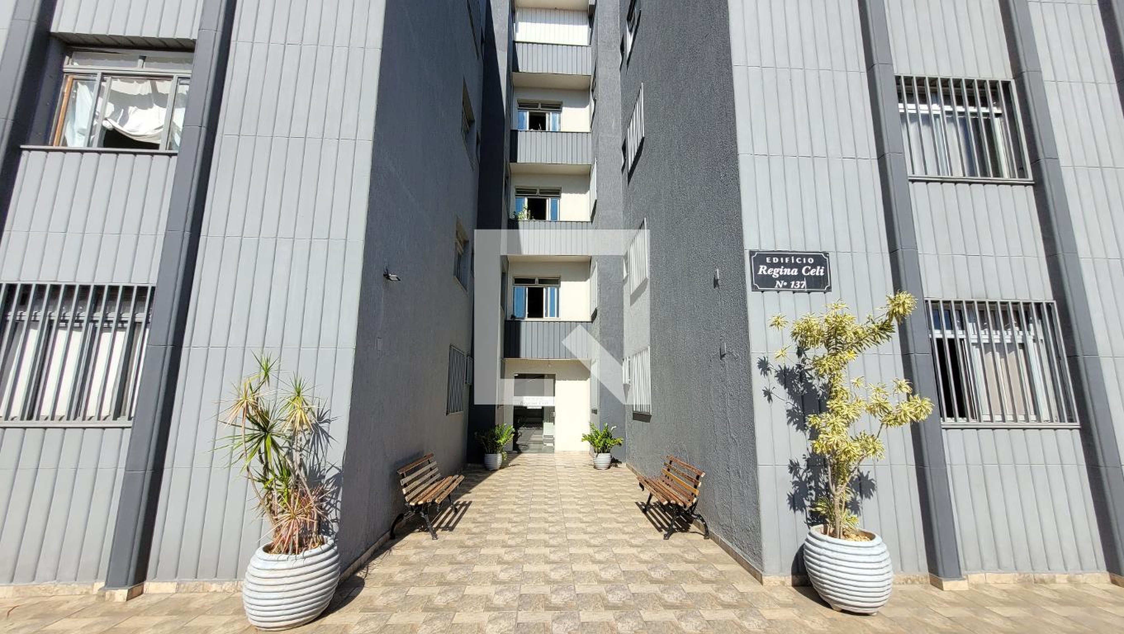 Fachada Condomínio em Rua Doná Amélia Afeitos, 137