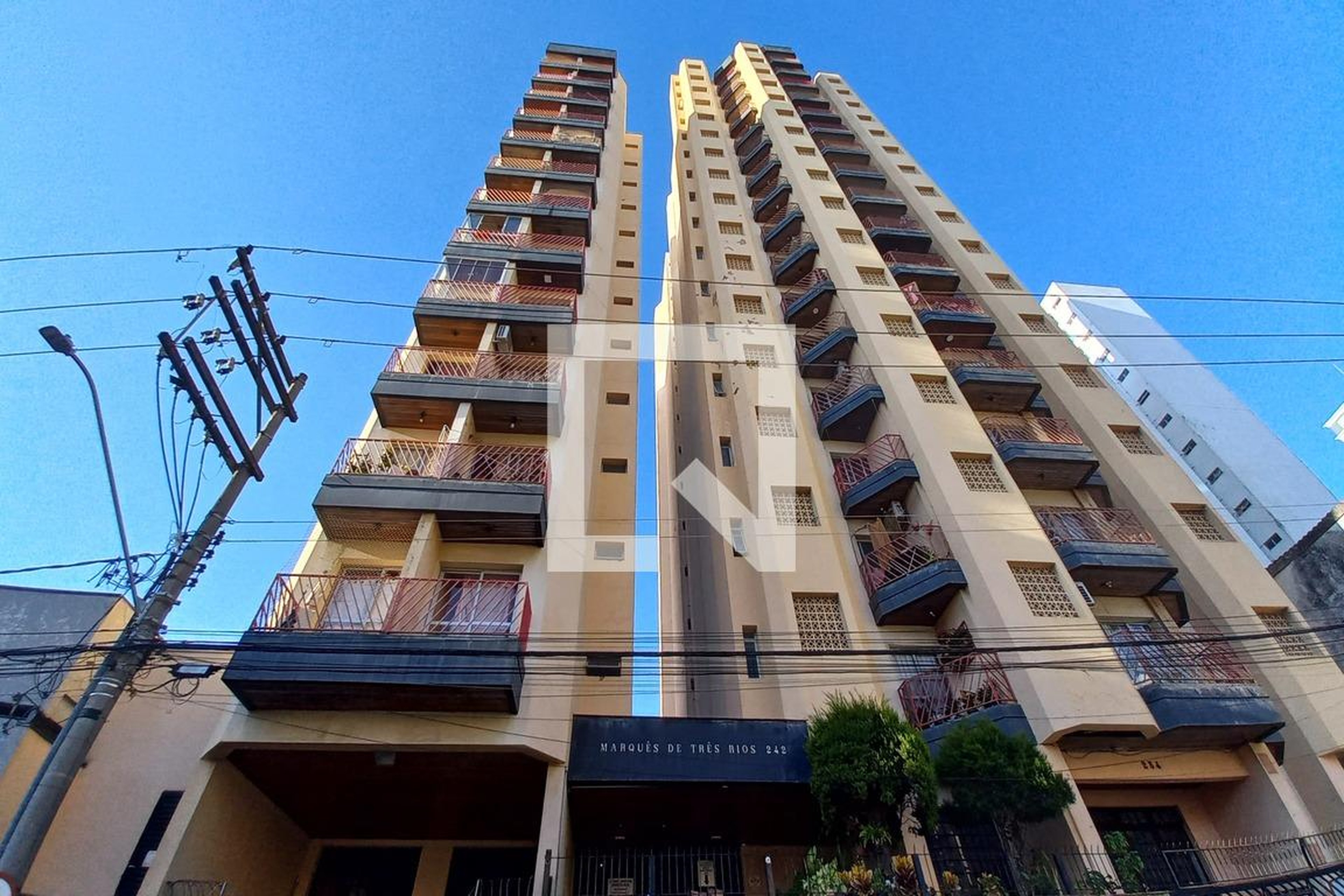 Fachada do Prédio Condomínio em Rua Marquês de Três Rios, 242