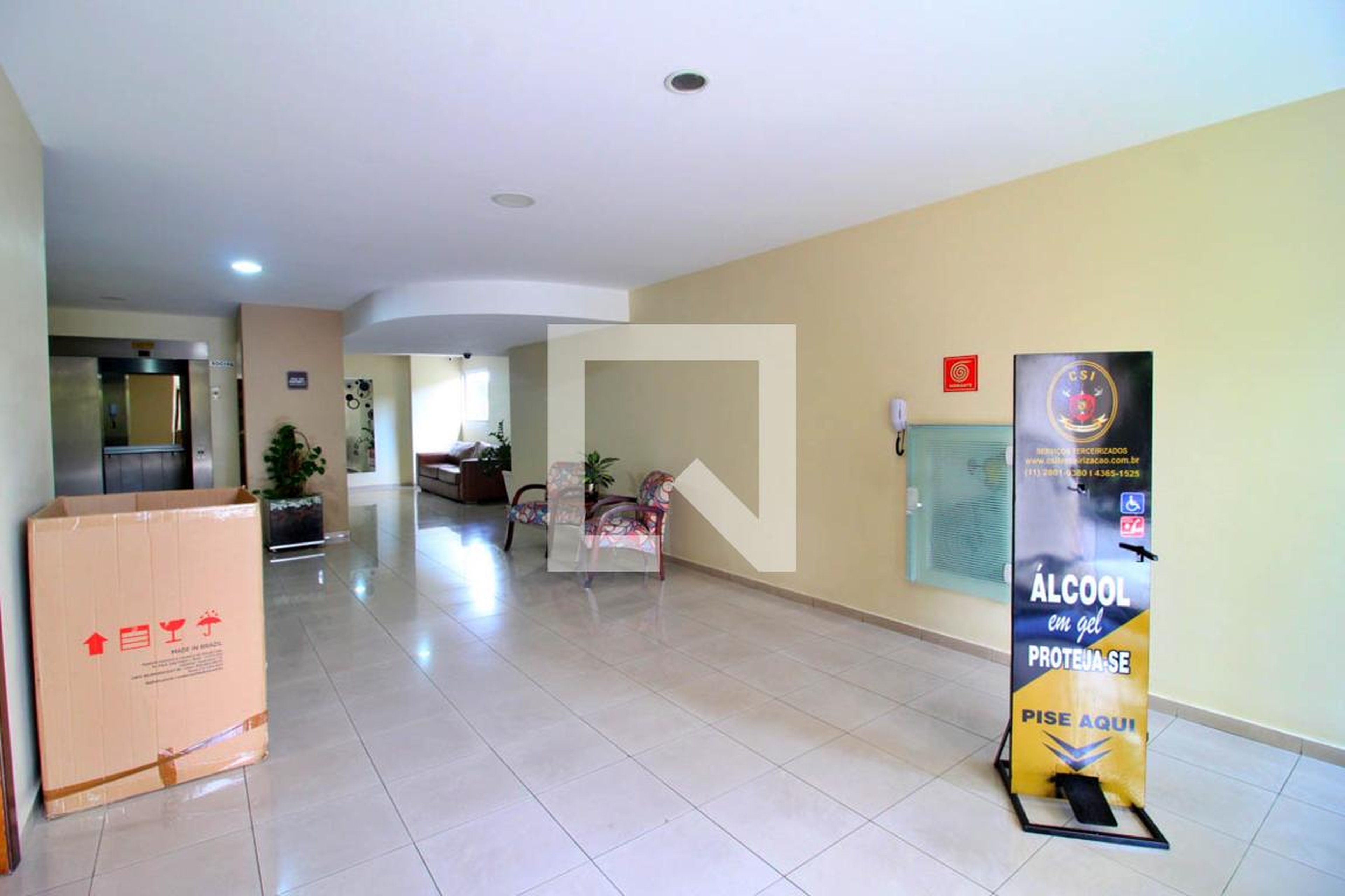 Hall de entrada Condomínio em Rua Adolfo Laves, 277