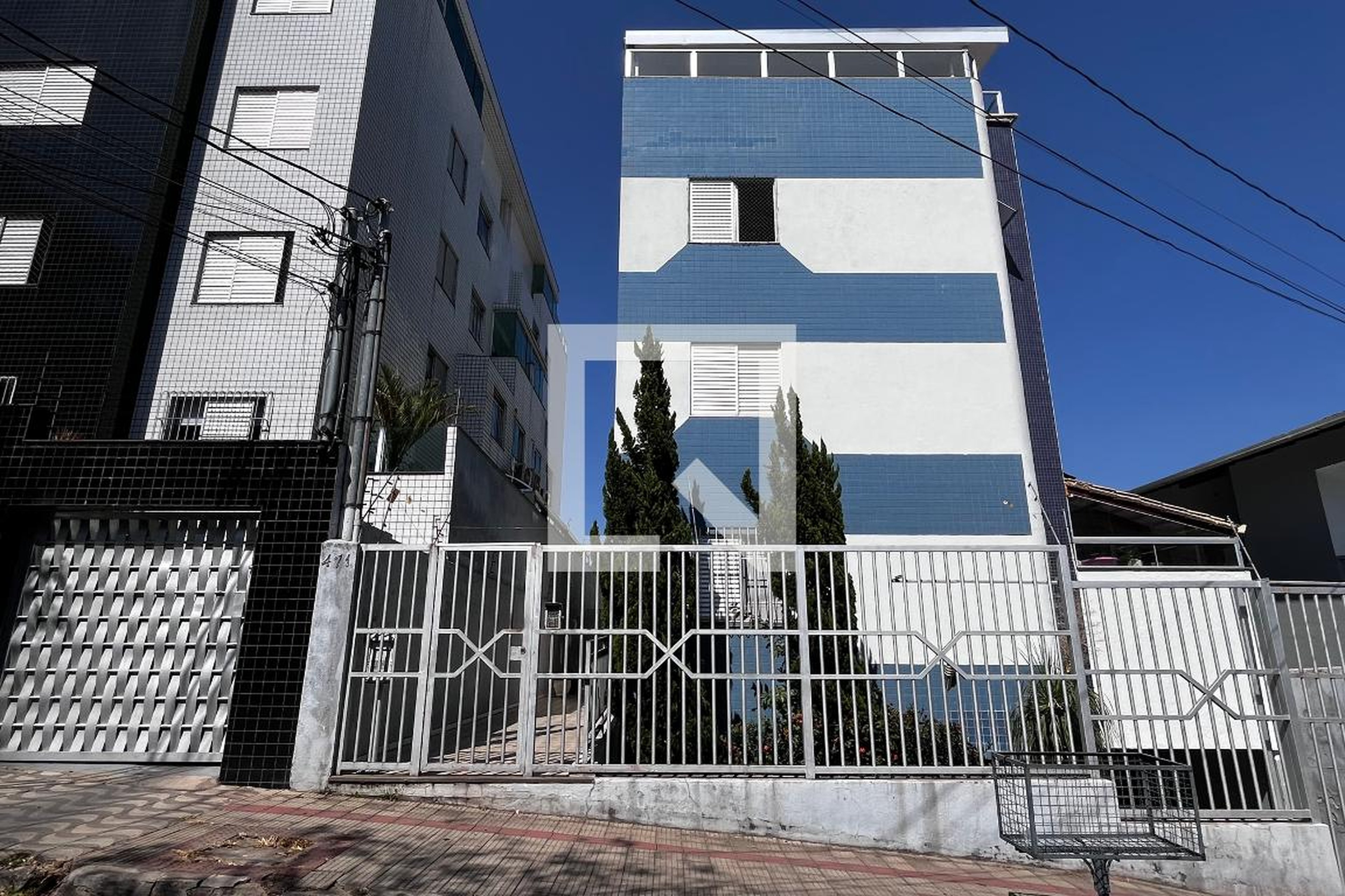 Fachada Condomínio em Rua Desembargador Afonso Lages, 471