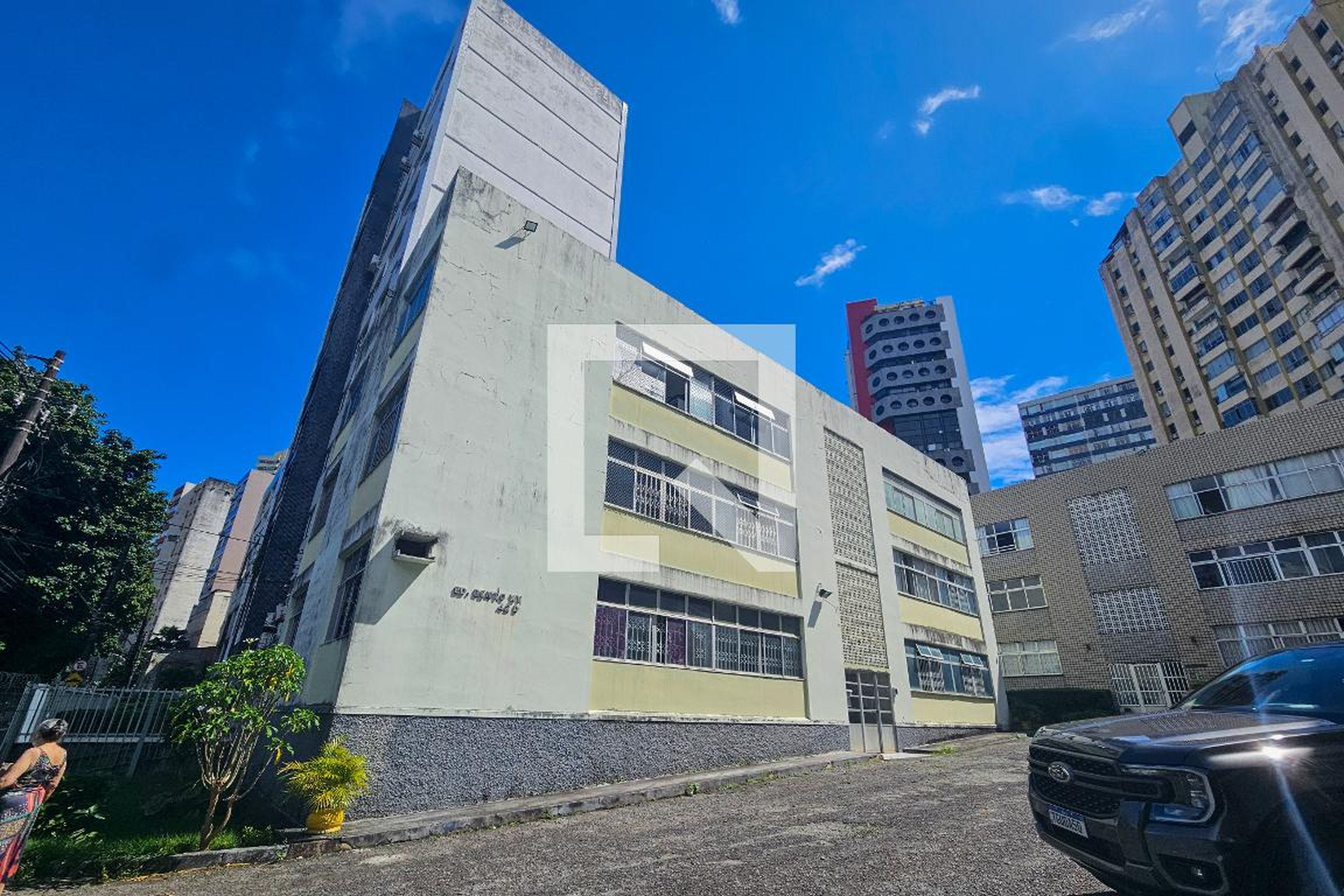 Fachada Condomínio em Rua Professor Martagão Gesteira, 42