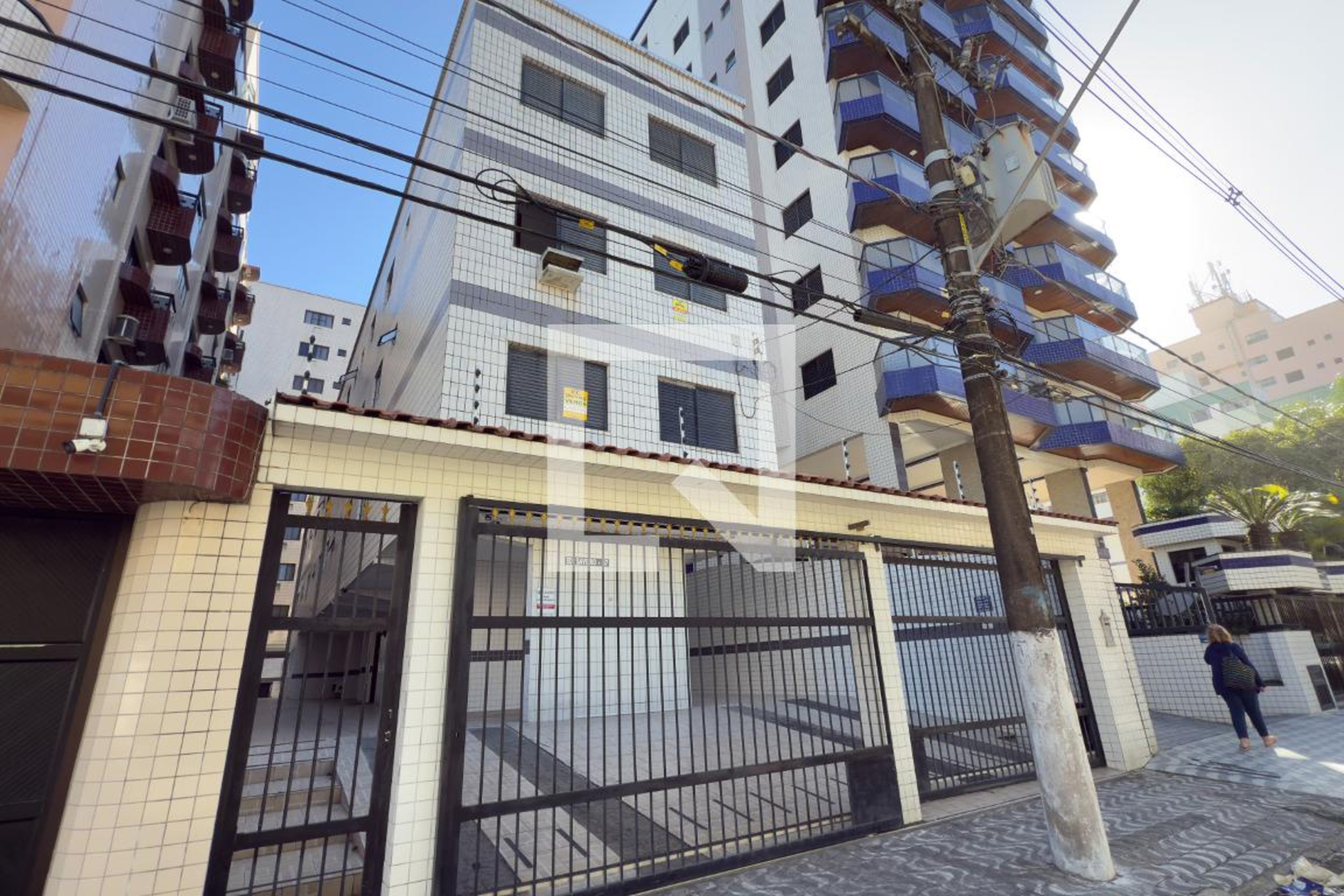 Fachada Condomínio em Rua Doutor Cyro Carneiro, 87