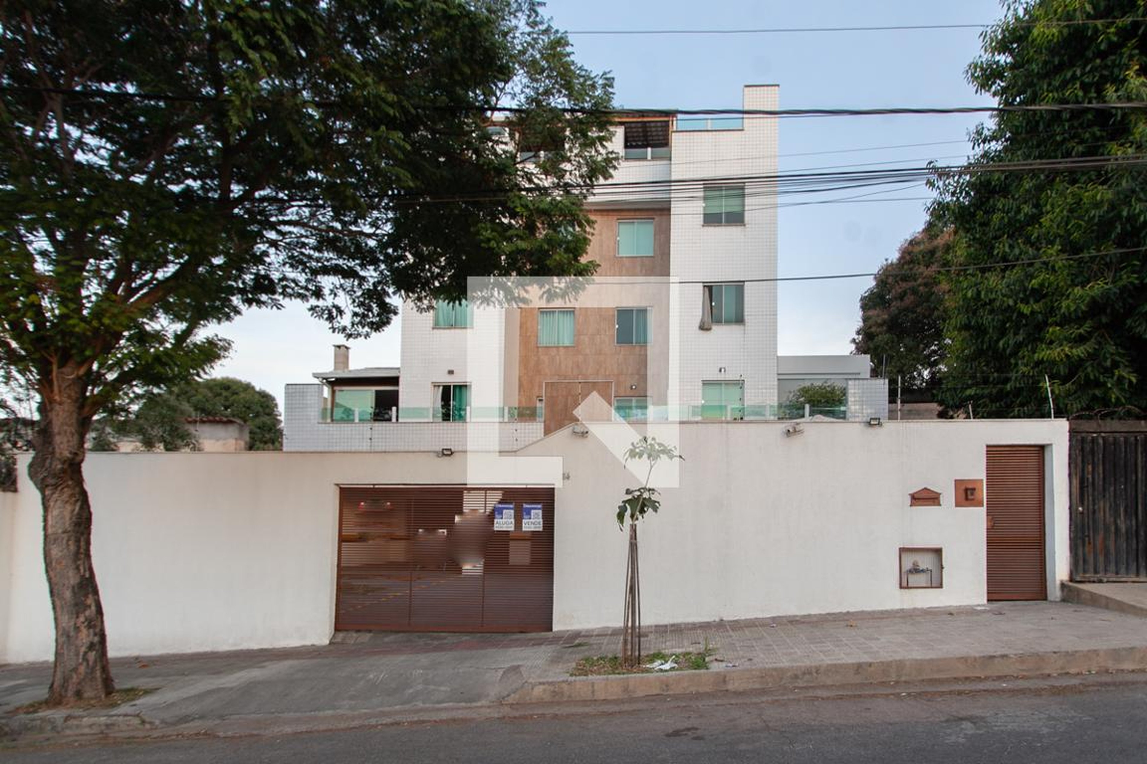 Fachada Condomínio em Rua Alberto Ambrósio dos Santos, 64