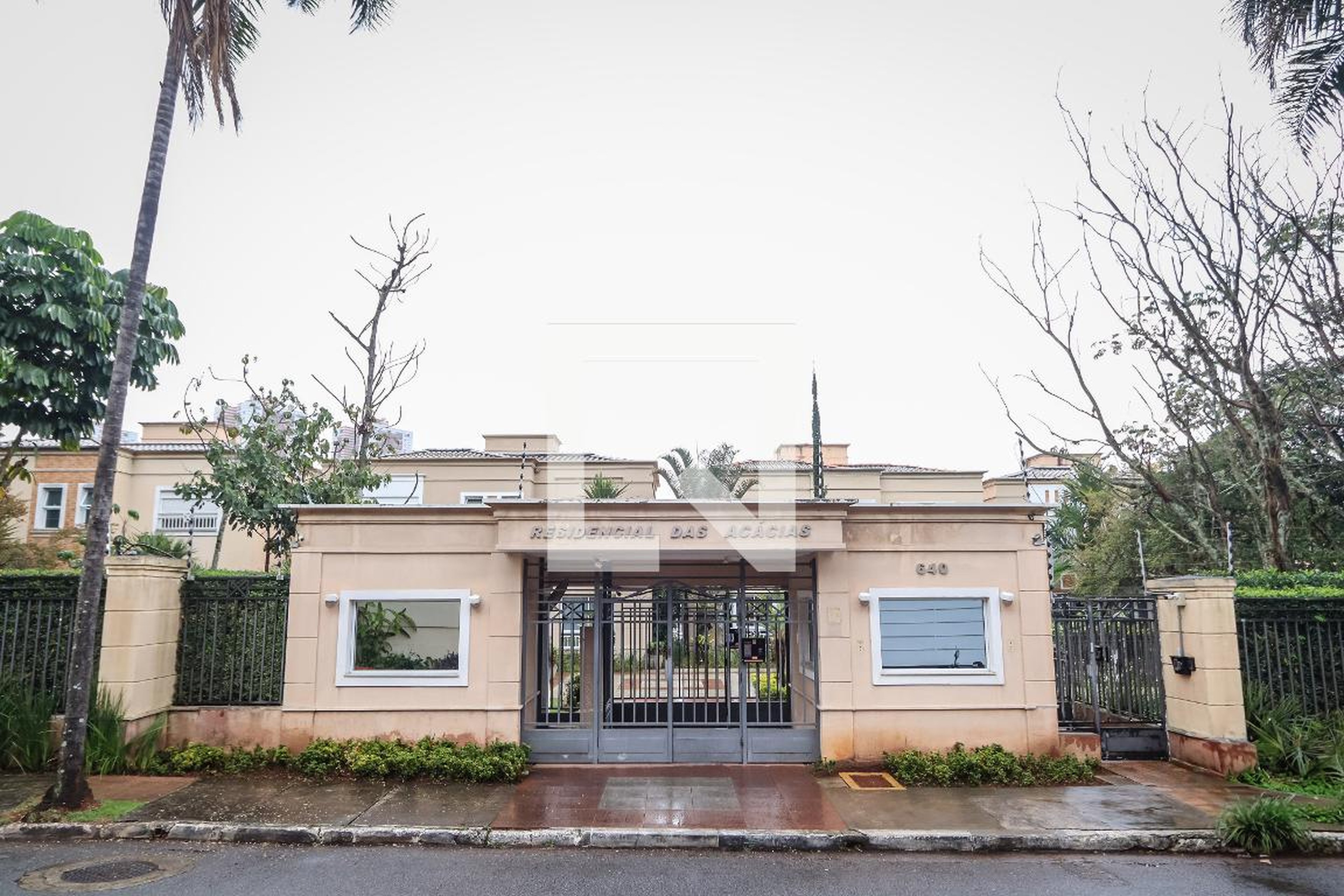 Fachada do Condomínio Condomínio Acacias