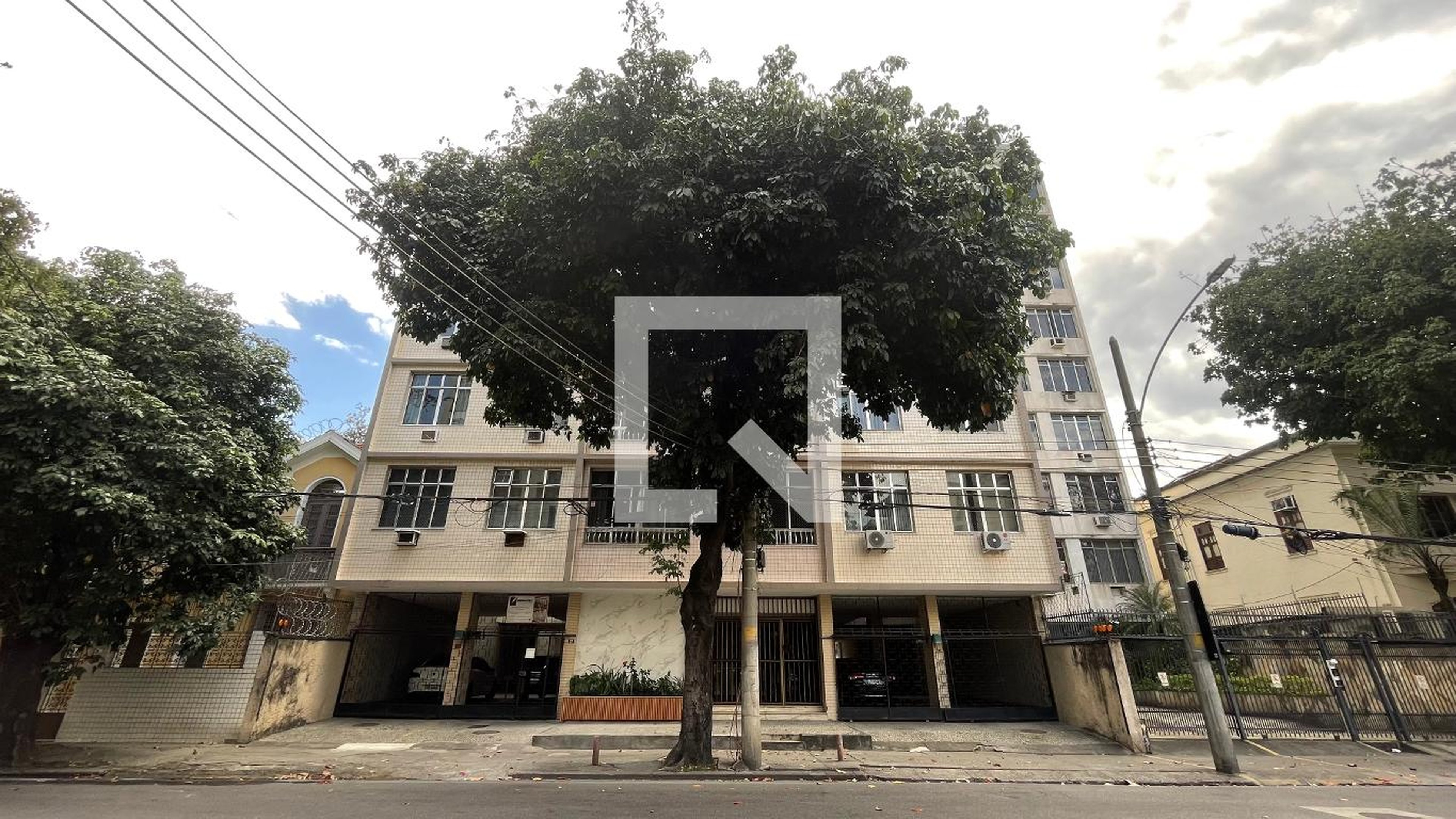 Fachada Condomínio em Rua Doutor Satamini, 305