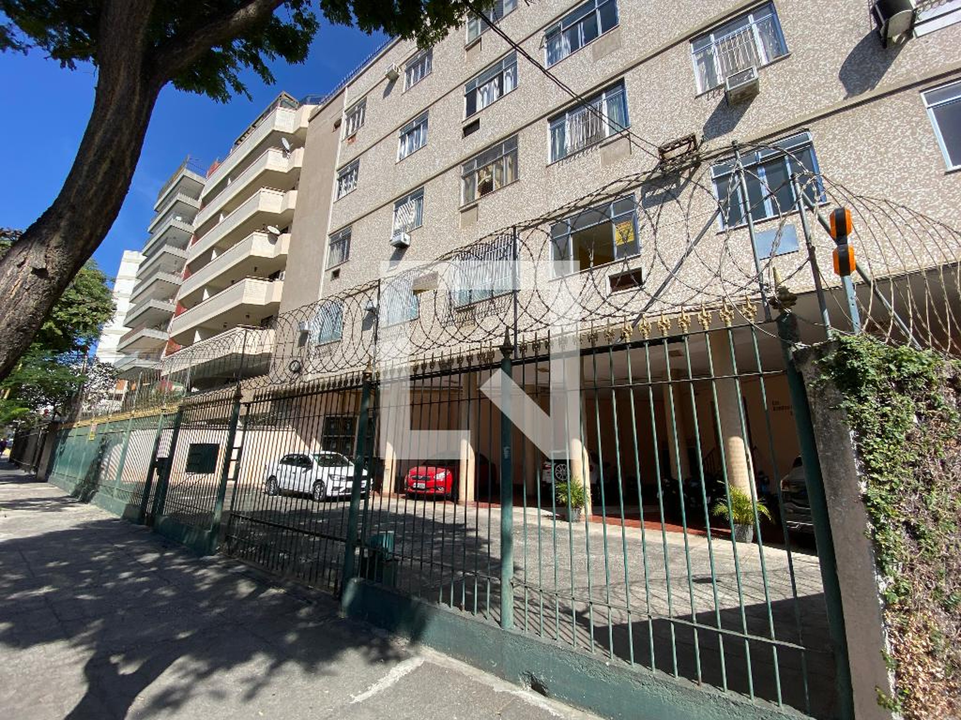 Fachada Condomínio em Rua Cachambi, 155