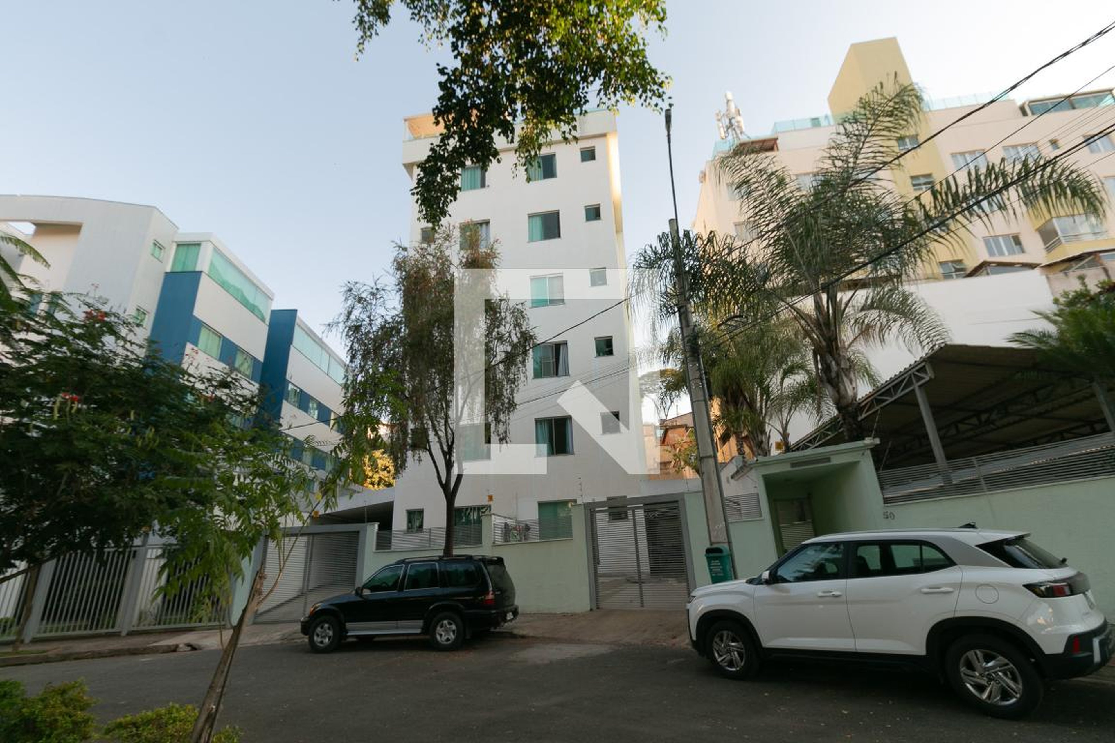 Fachada Condomínio em Rua dos Sabiás, 50