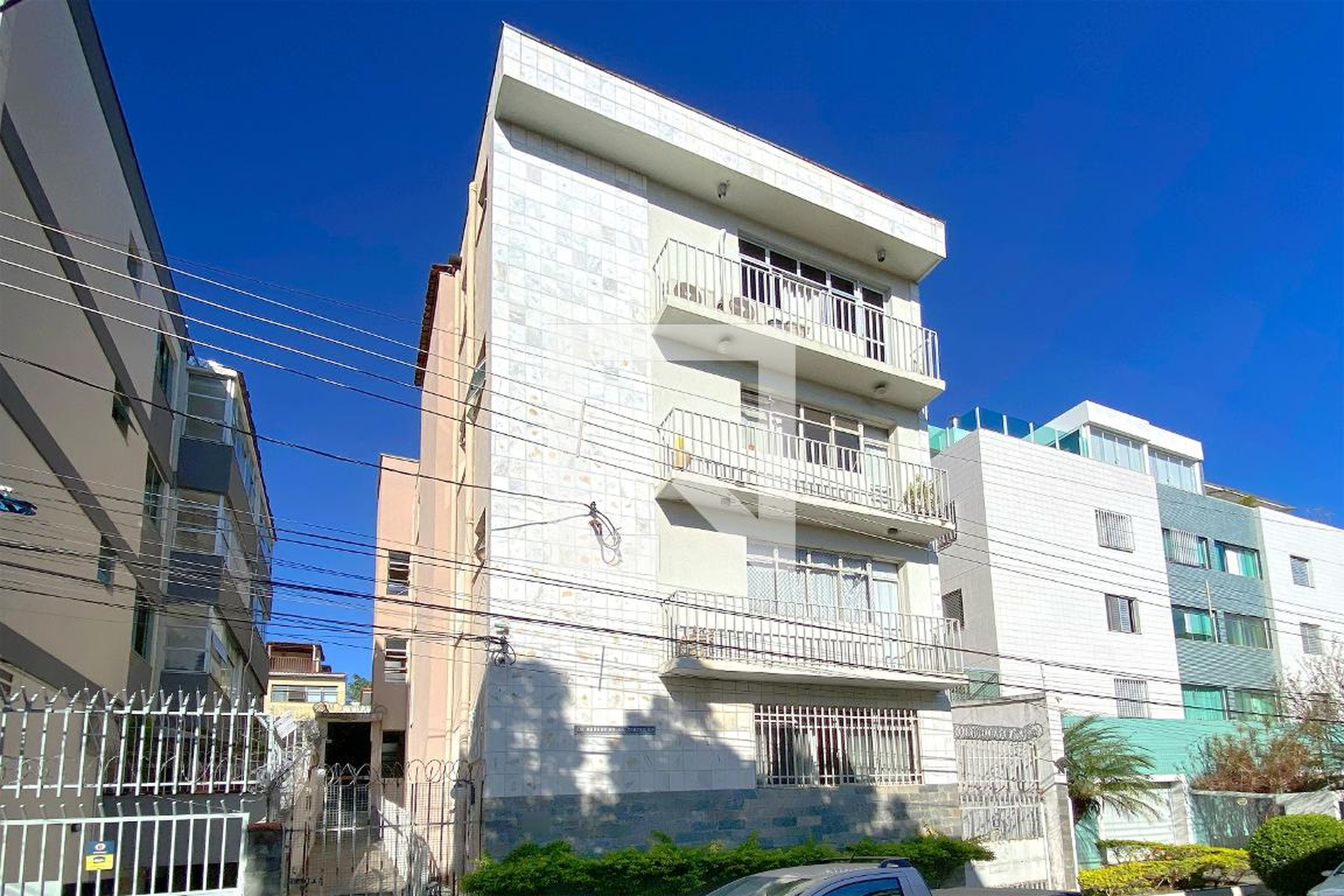 Fachada Condomínio em Rua Deputado Bernardino Sena Figueiredo, 1136