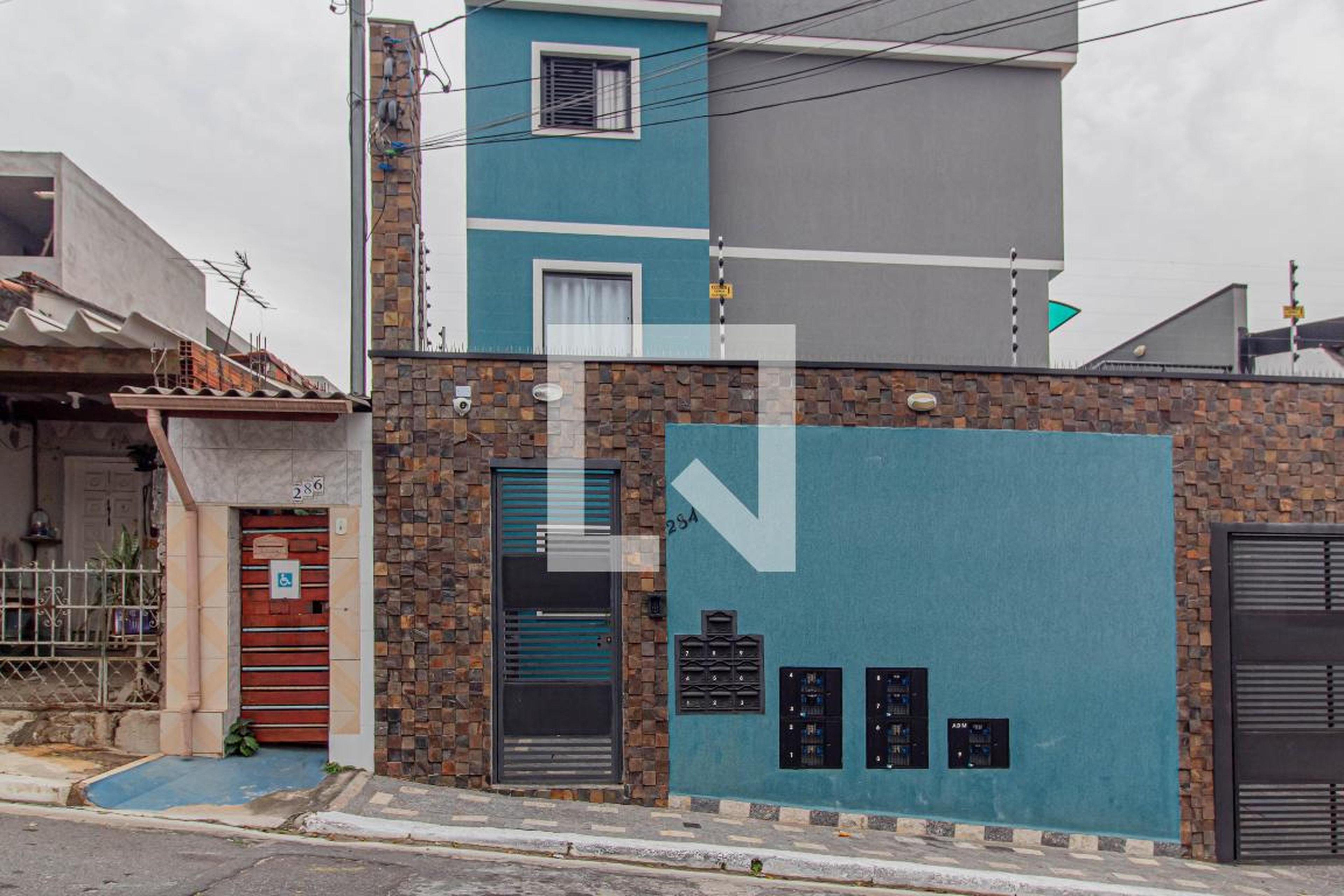 Fachada Condomínio em Rua Alcacer, 284
