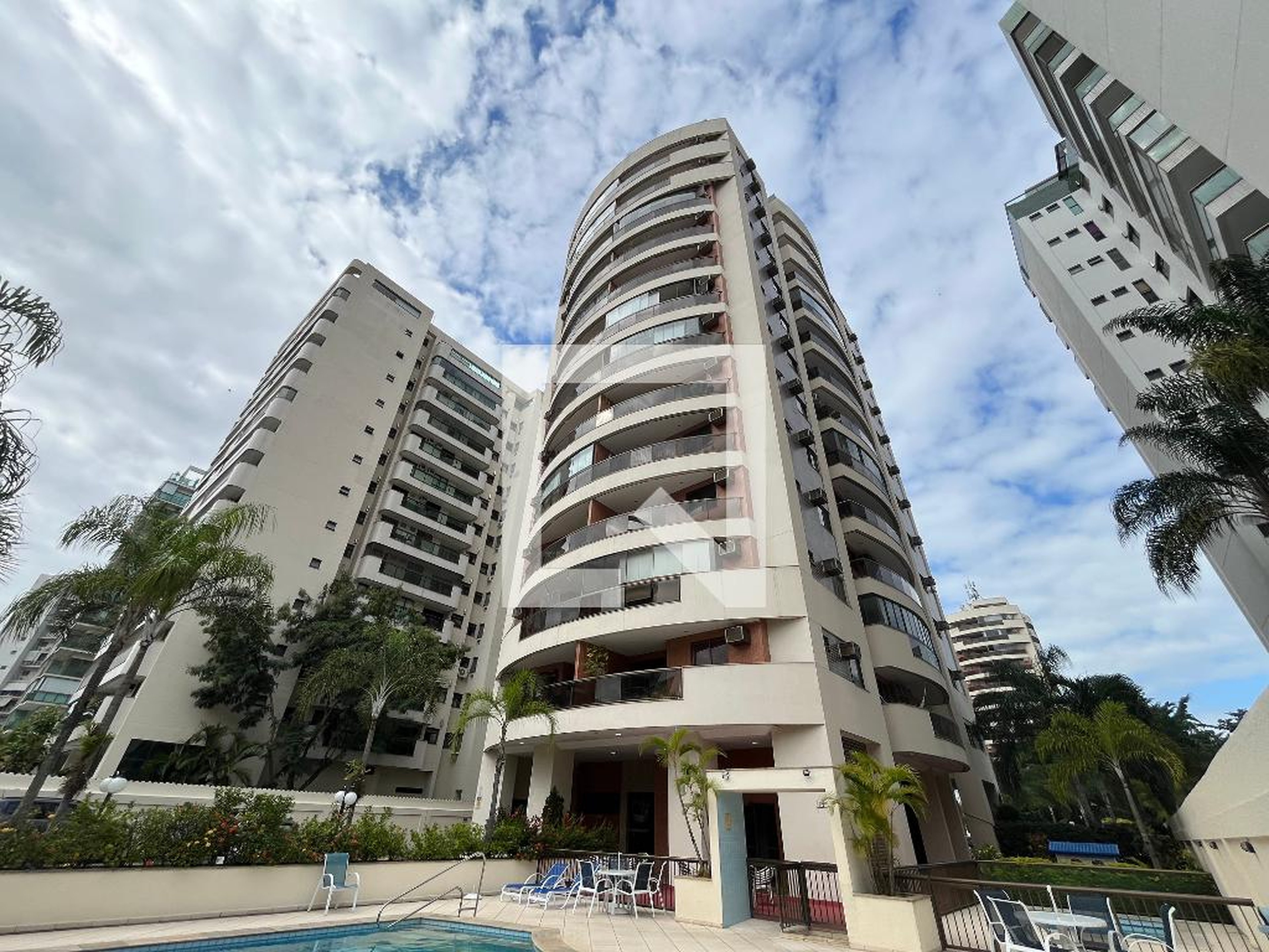 Fachada Condomínio em Rua Sylvio da Rocha Pollis, 711