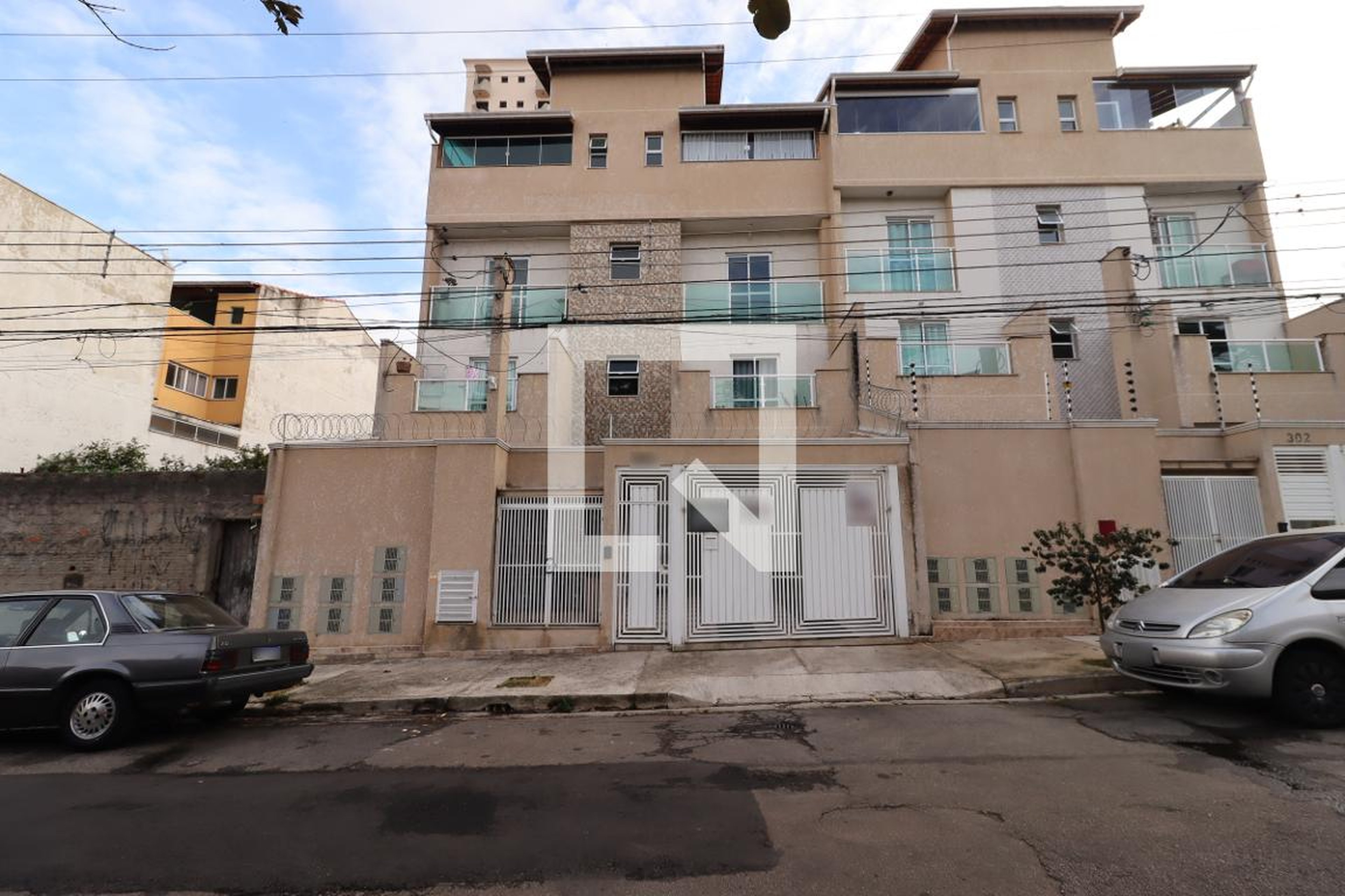 Fachada Condomínio em Rua Alzira, 314