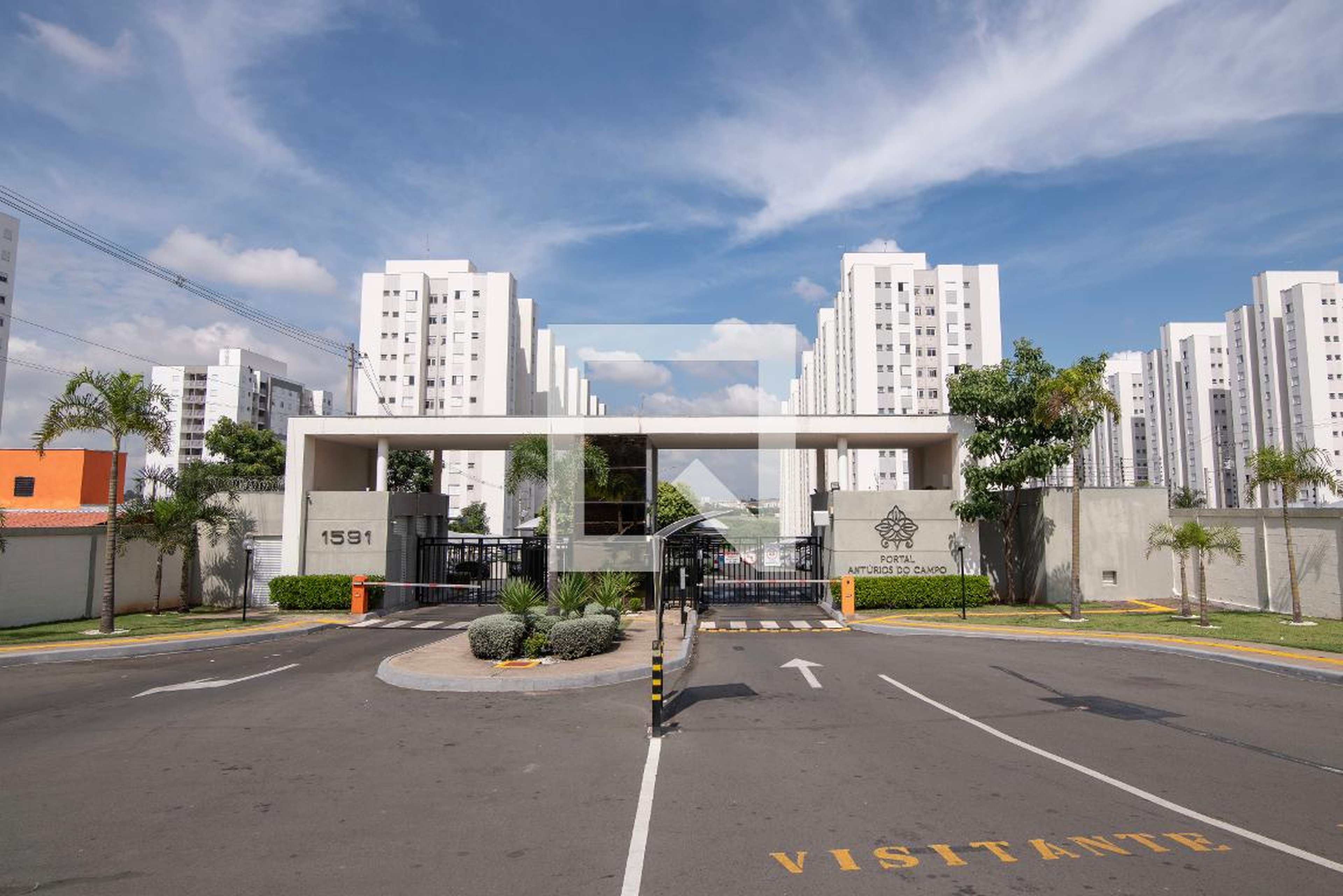 Fachada do Condomínio Condomínio Portal Antúrios do Campo