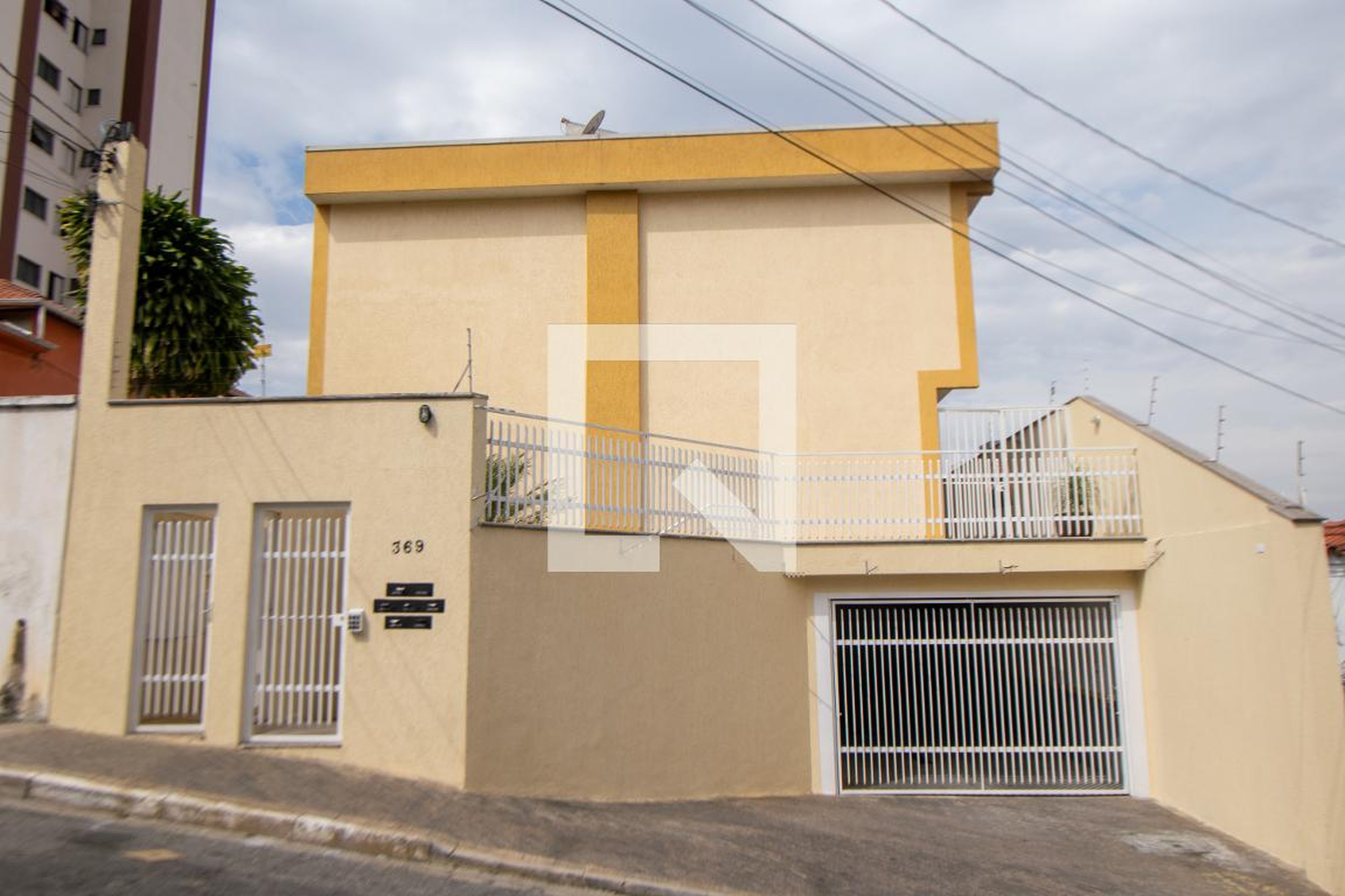 Fachada Condomínio em Rua Montes Aureos, 369