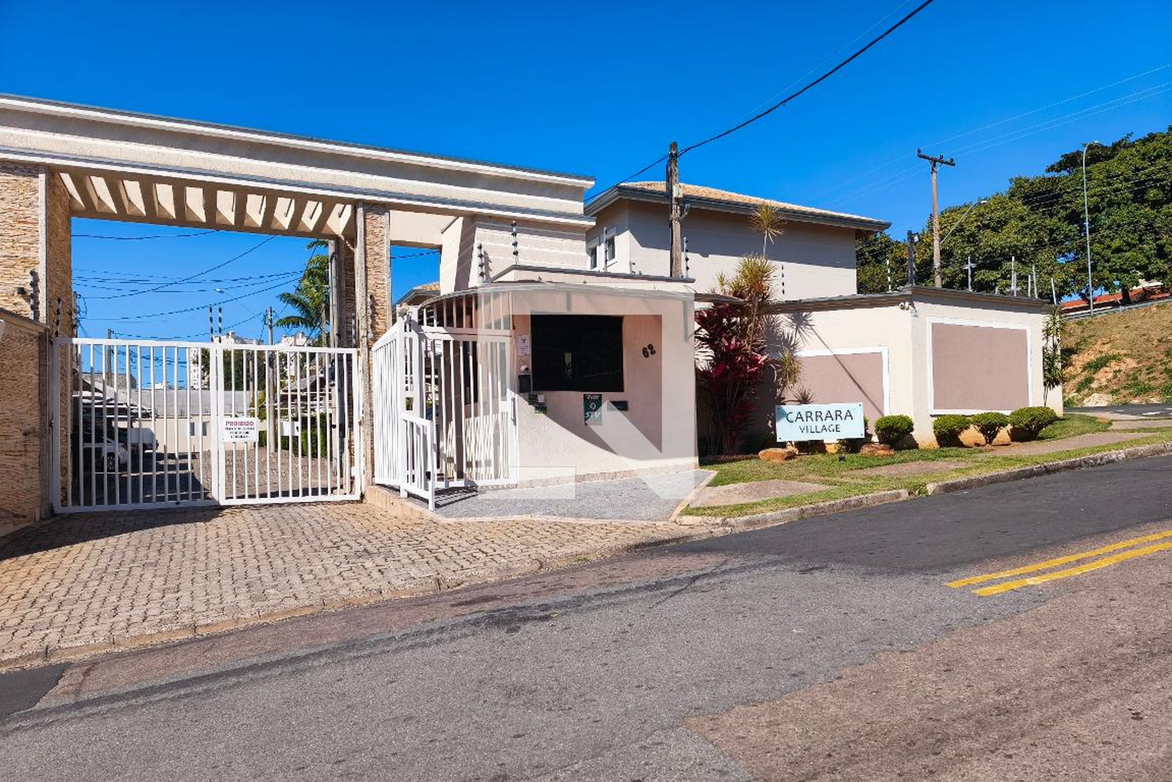 Fachada do Condomínio Condomínio Carrara Village