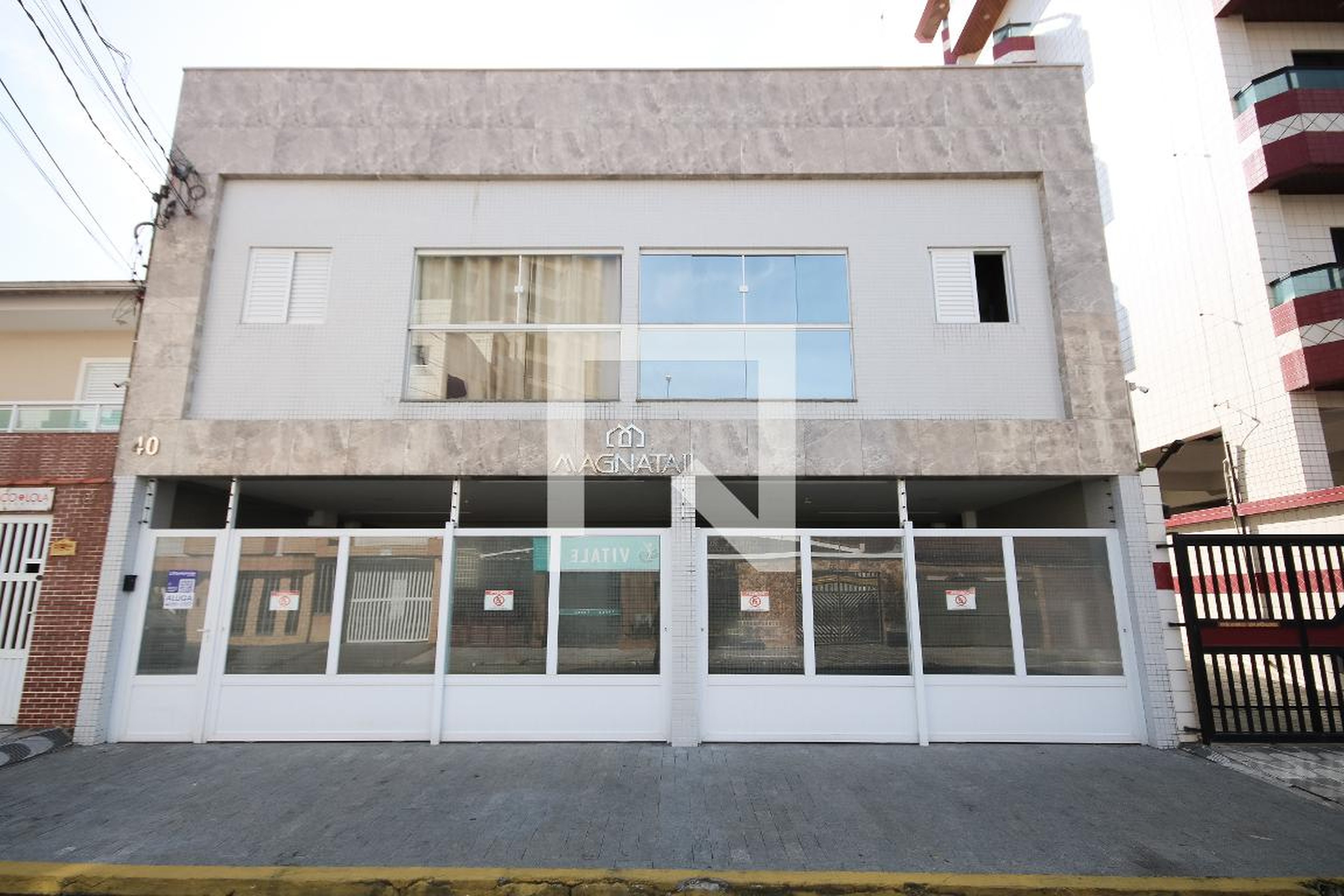 Fachada Condomínio em Rua Astrogilda Pinheiro Farneze, 40