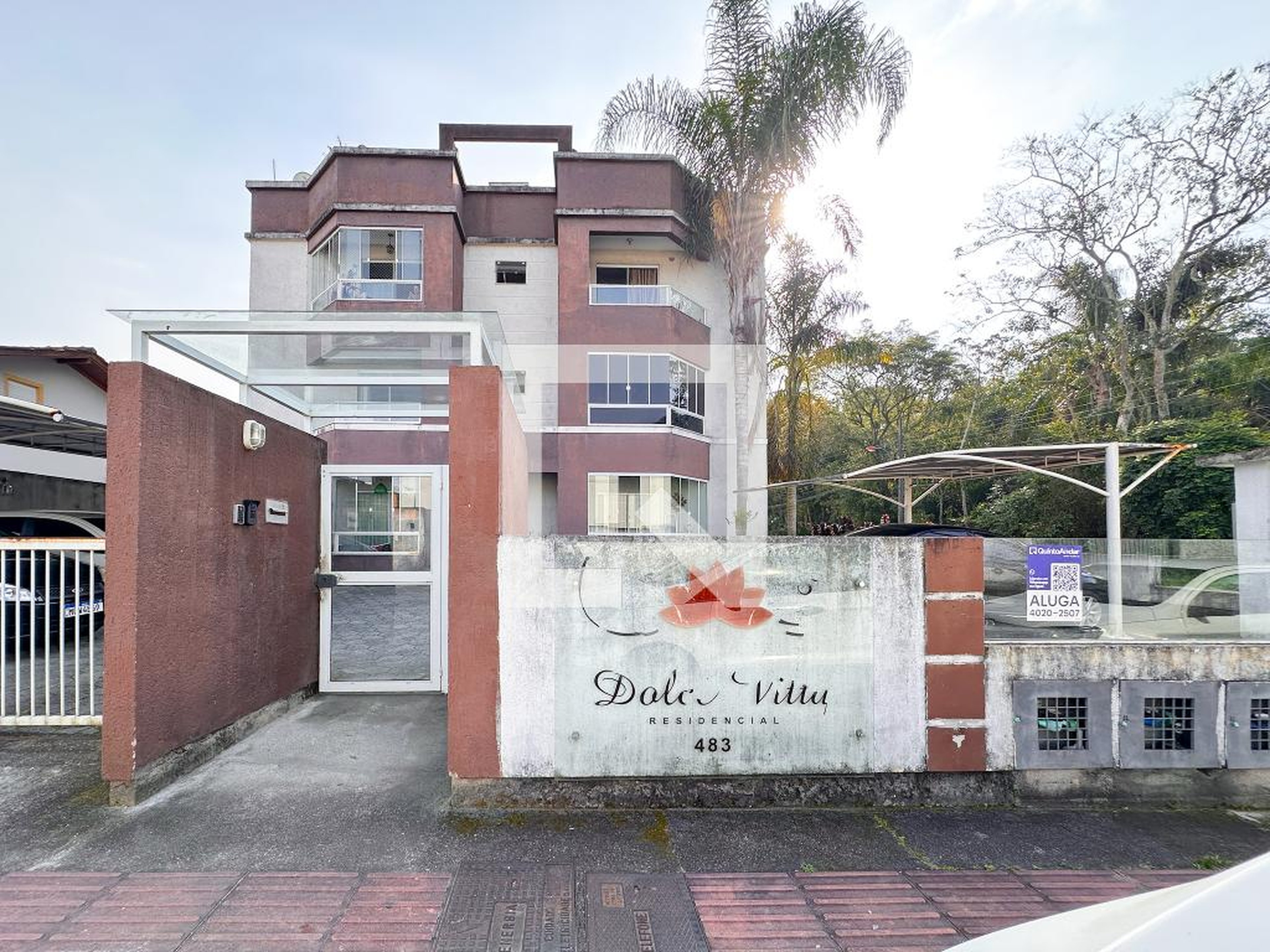 Fachada Condomínio em Rua Lira da Rosa, 483