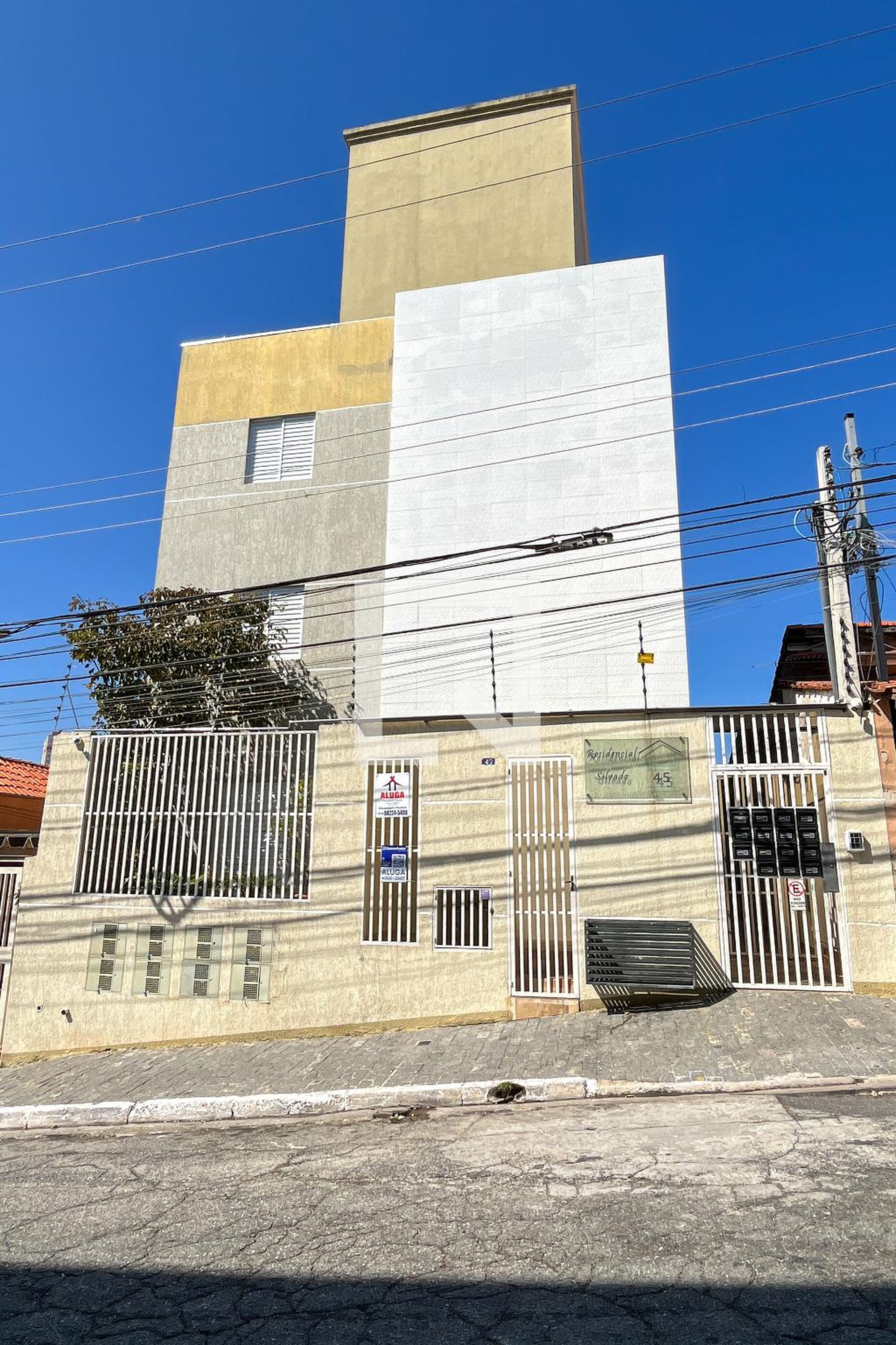 Fachada Condomínio em Rua Silvado, 45