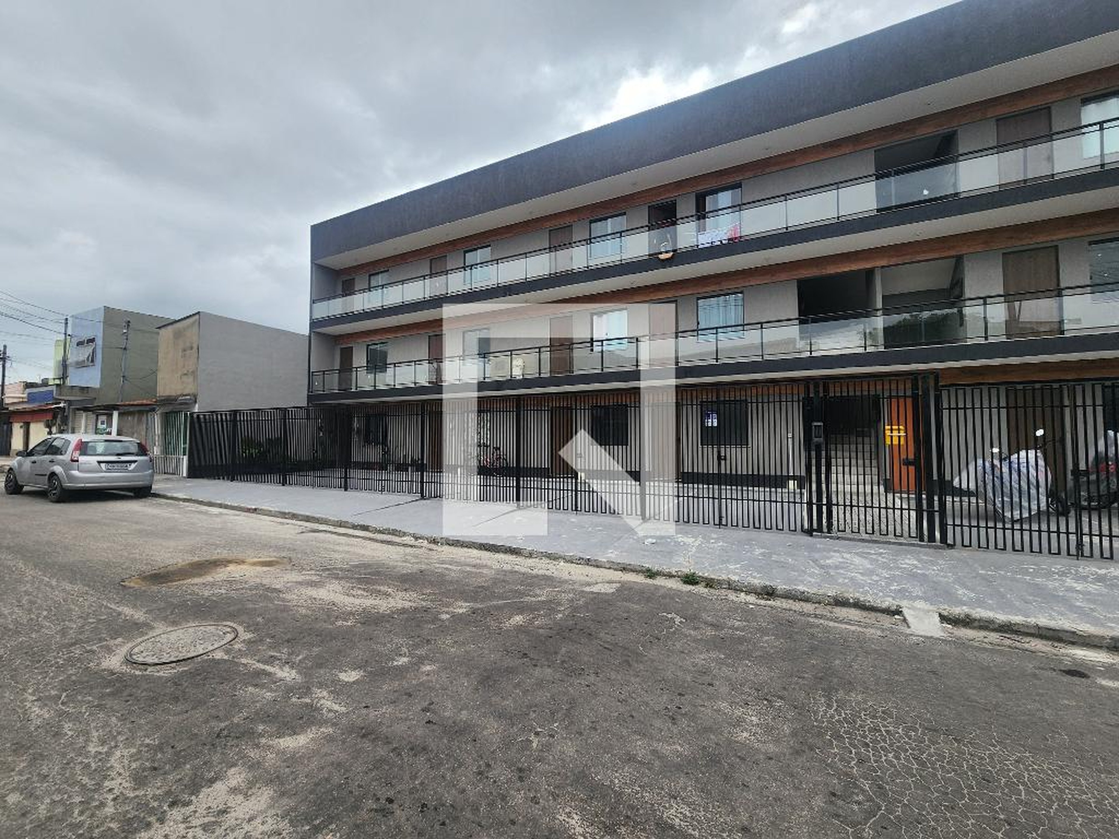 Fachada Condomínio em Rua Estrada do Coelho, 136