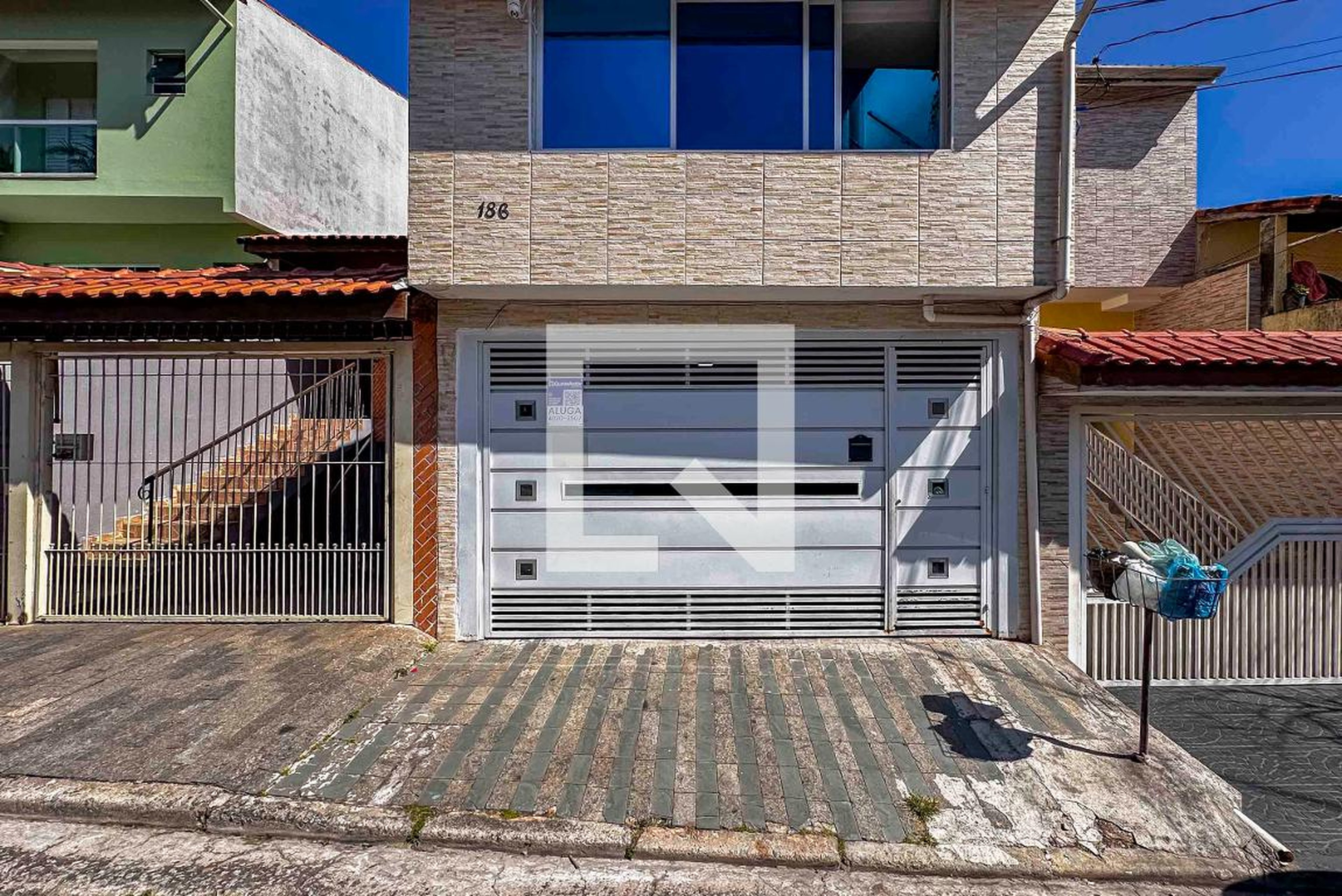 Fachada Condomínio em Rua Israel Pinheiro, 186