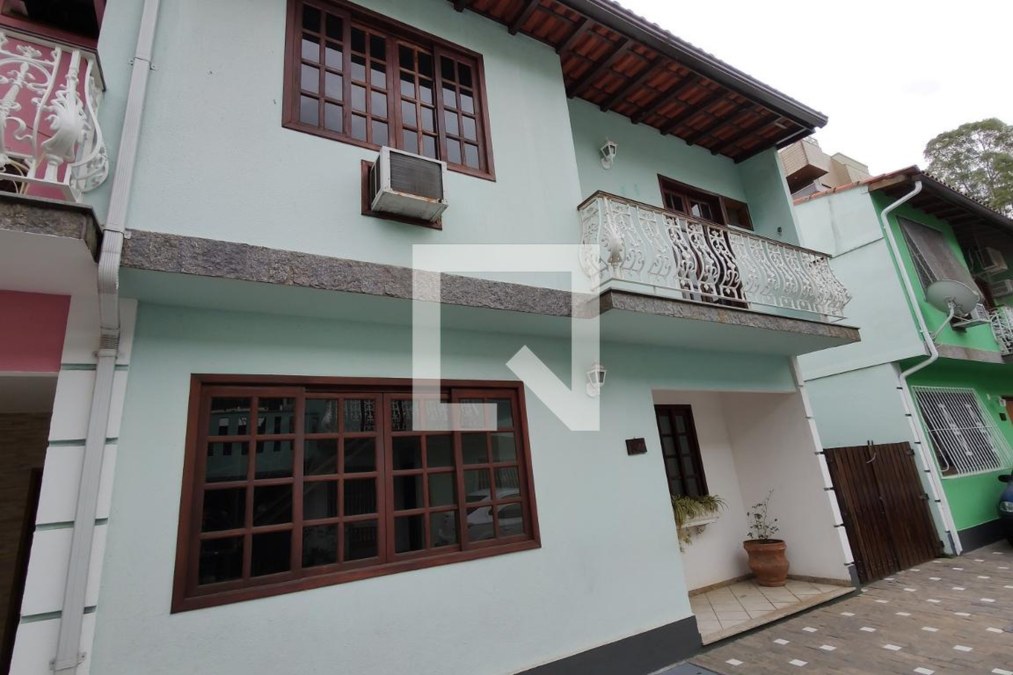 Fachada Condomínio em Rua Joaquim Pinheiro, 271