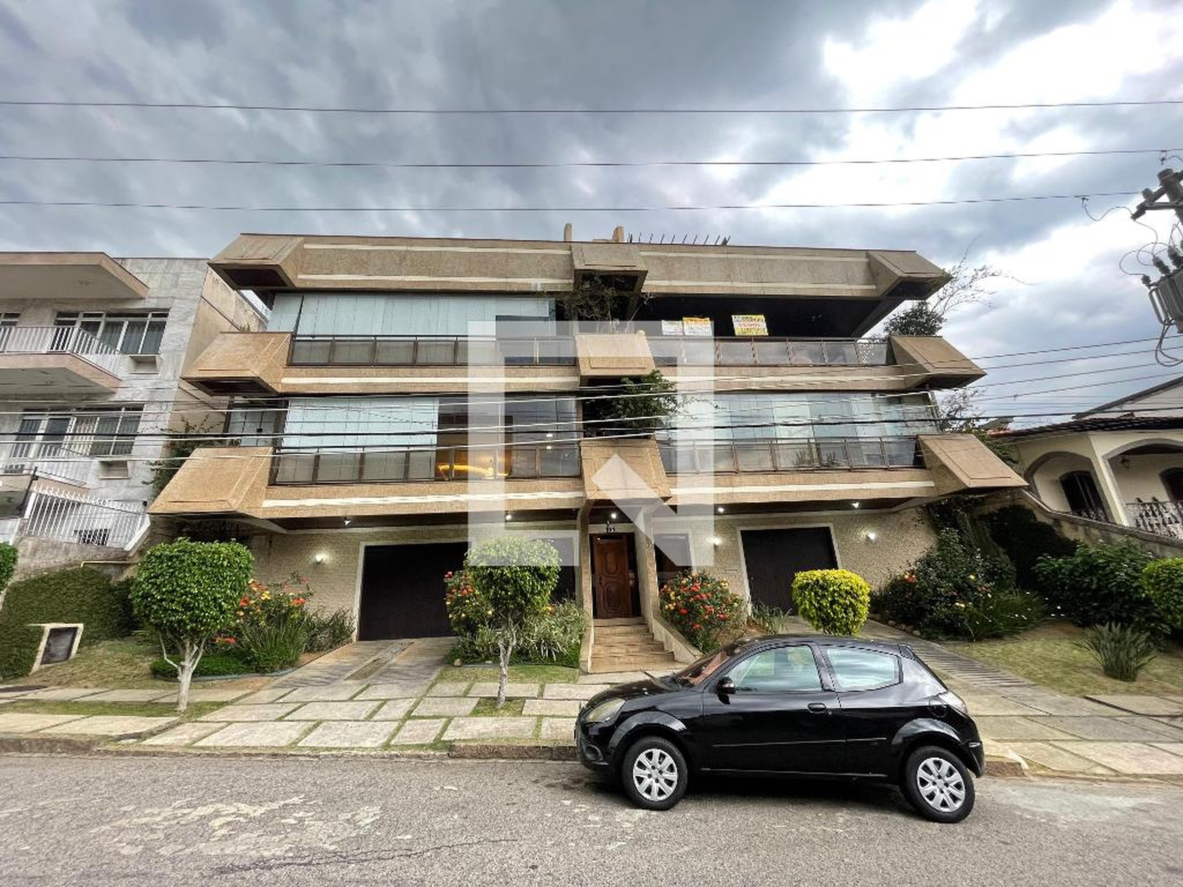 Fachada Condomínio em Rua Nei Armando Meziat, 101