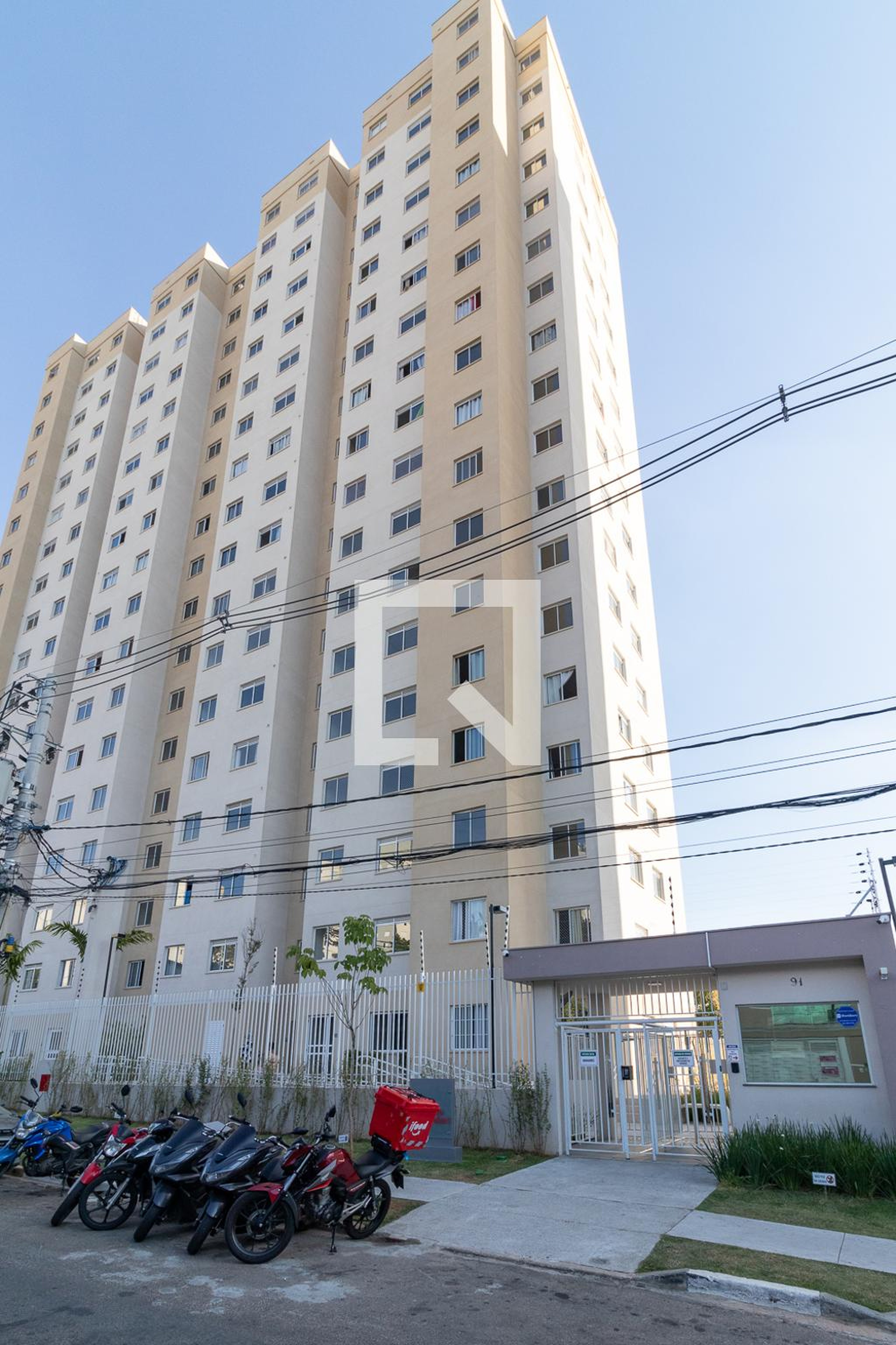 Fachada Condomínio em Rua Alto Pajeú, 90