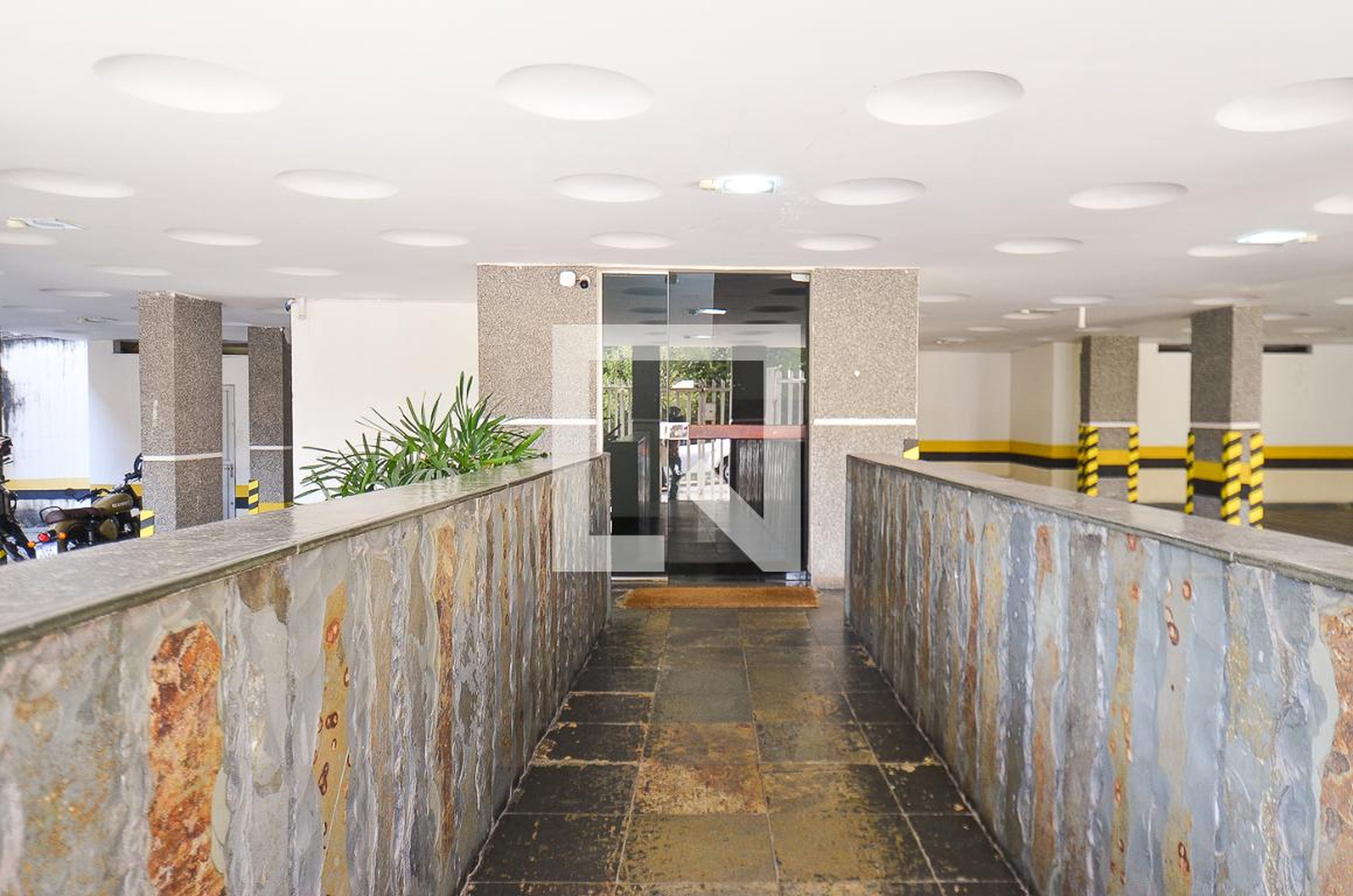 Entrada Condomínio em Rua Benjamim Moss, 211