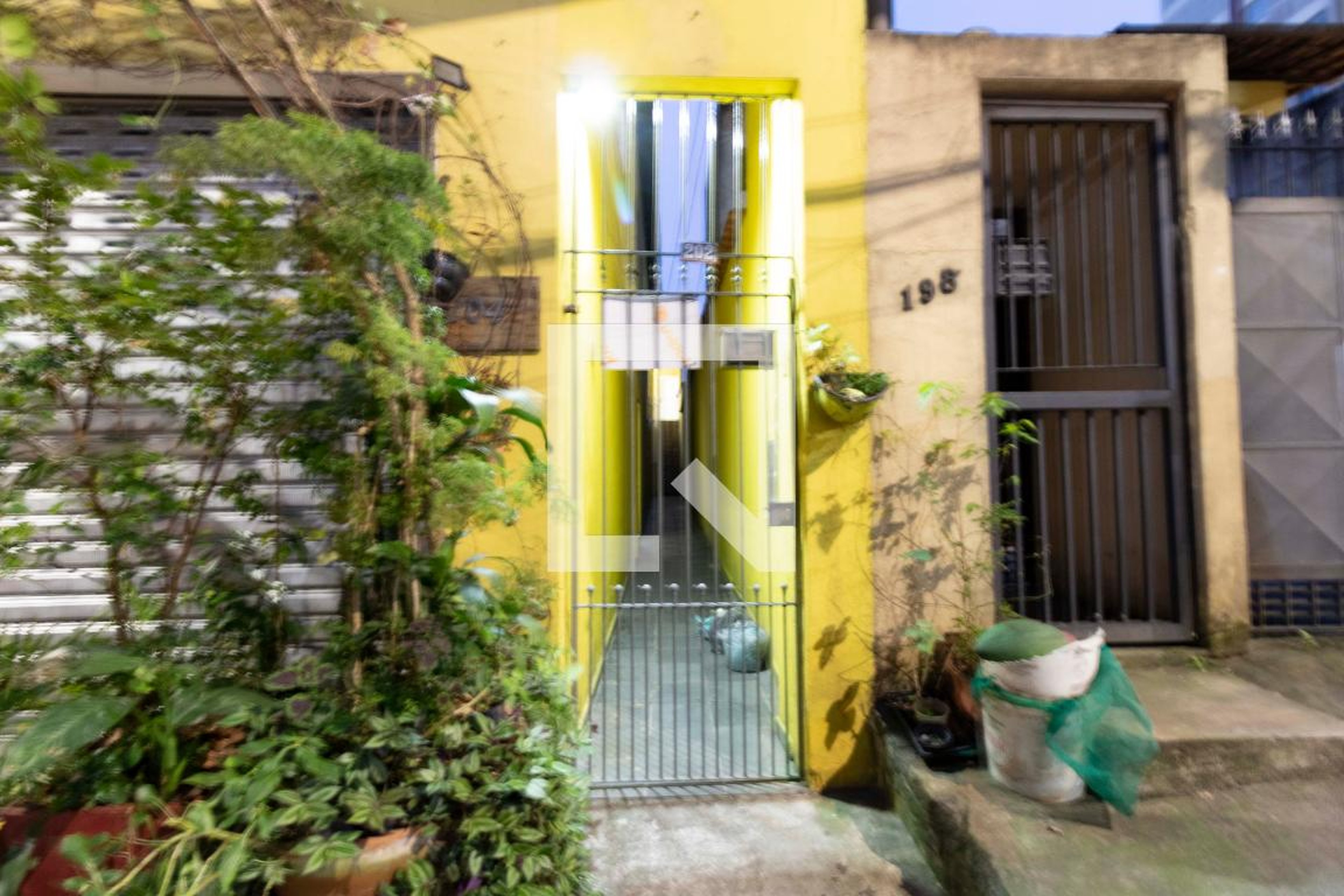 Fachada Condomínio em Rua Anália Dolácio Albino, 202