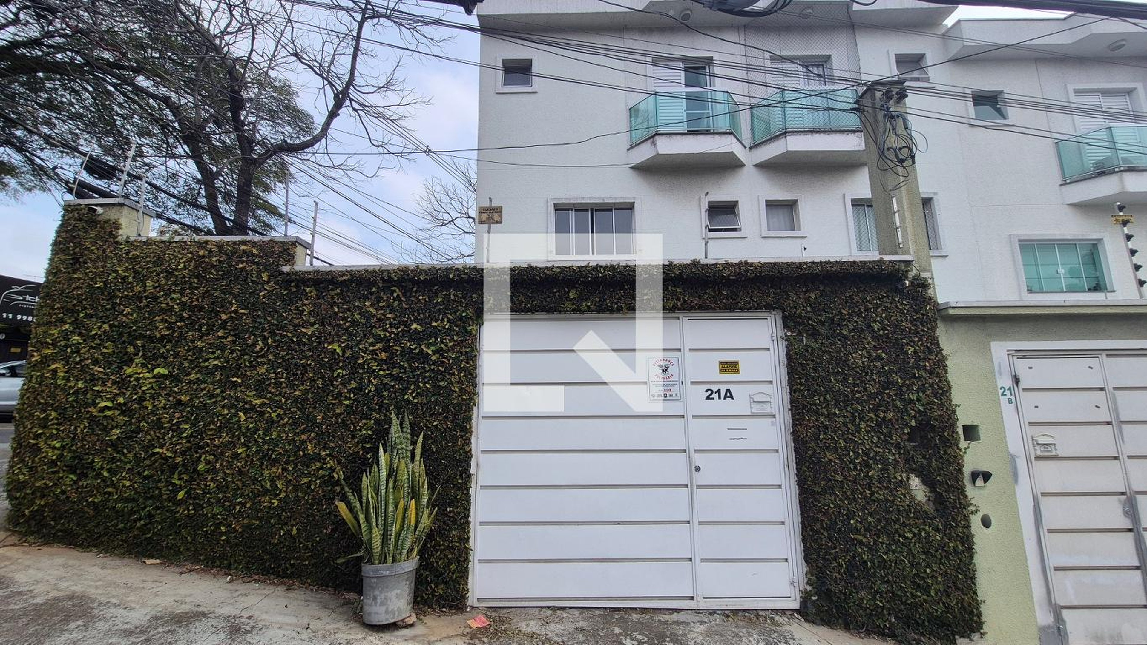 Fachada Condomínio em Rua Aracatu, 21