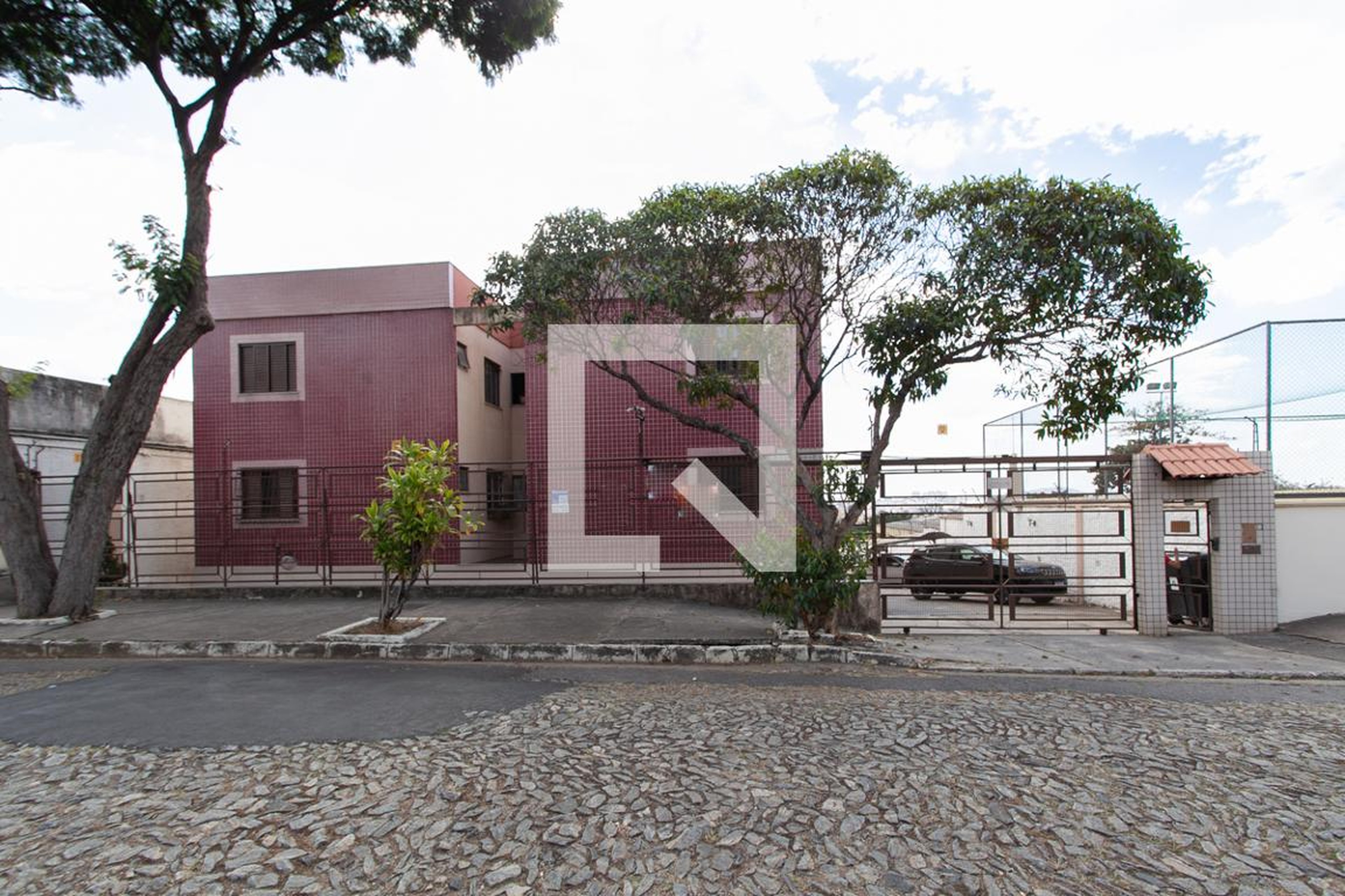 Fachada Condomínio em Rua São Gonçalo do Abaeté, 218