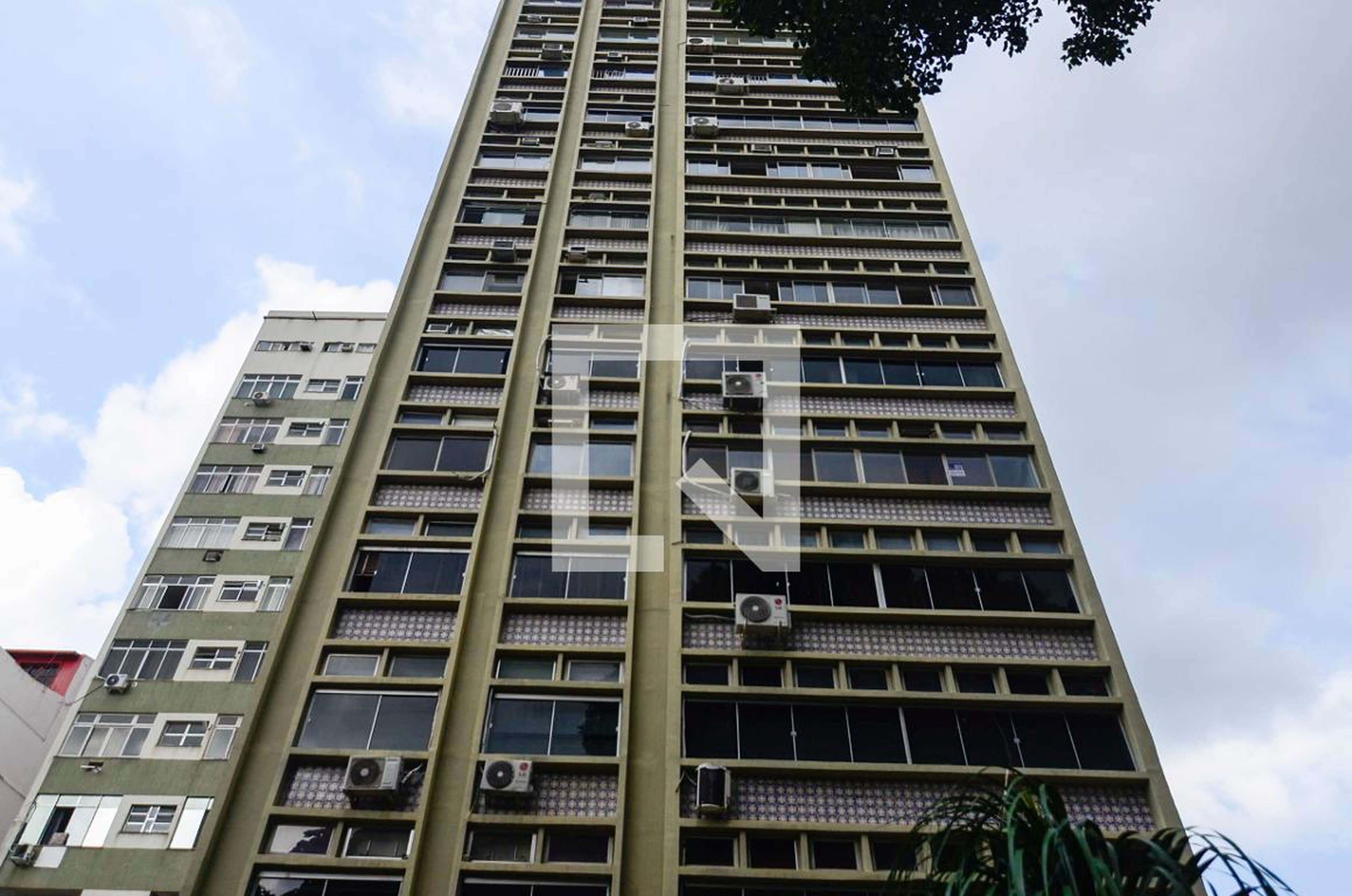 Fachada Condomínio em Rua Professor Valadares, 193