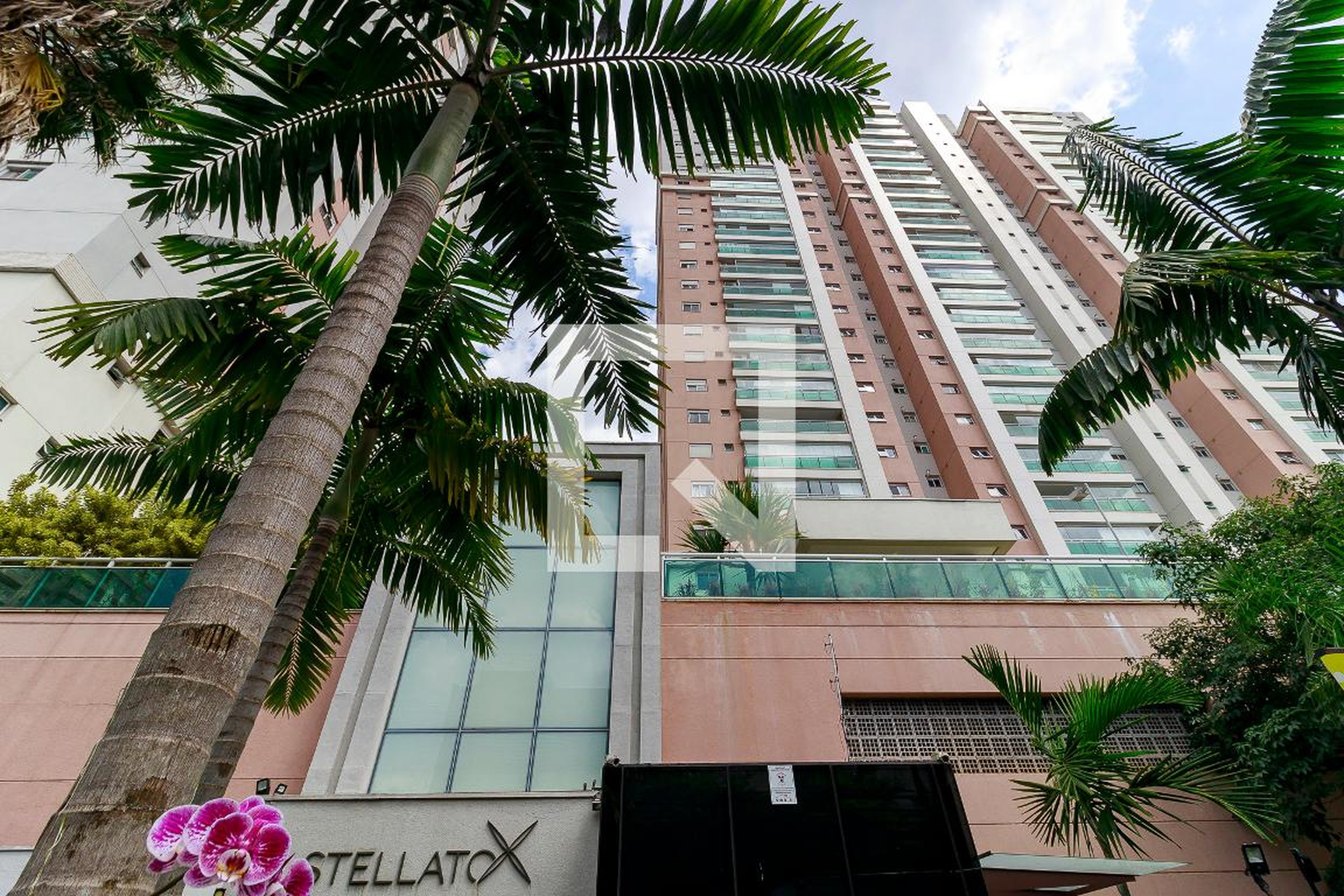 Fachada Condomínio em Rua Luiz Seráphico Júnior, 756