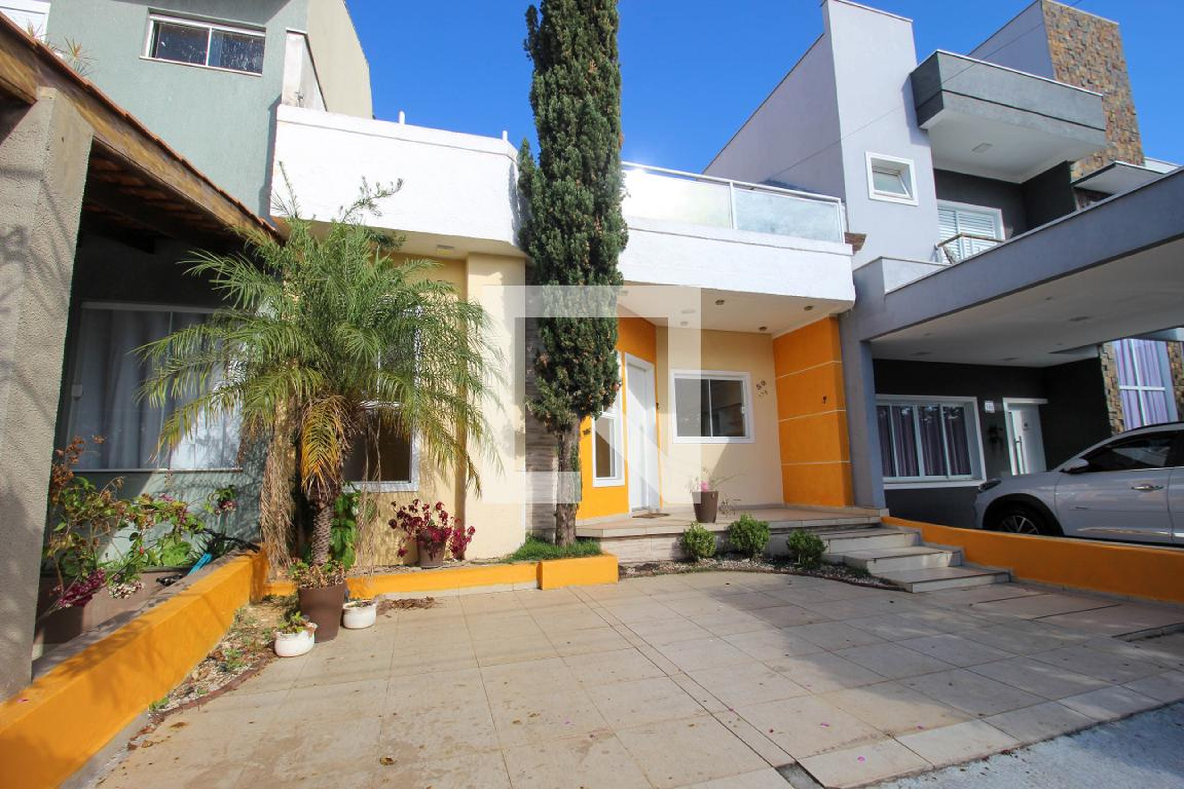 Fachada Condomínio em Rua Jorge Aparecido Trindade, 175