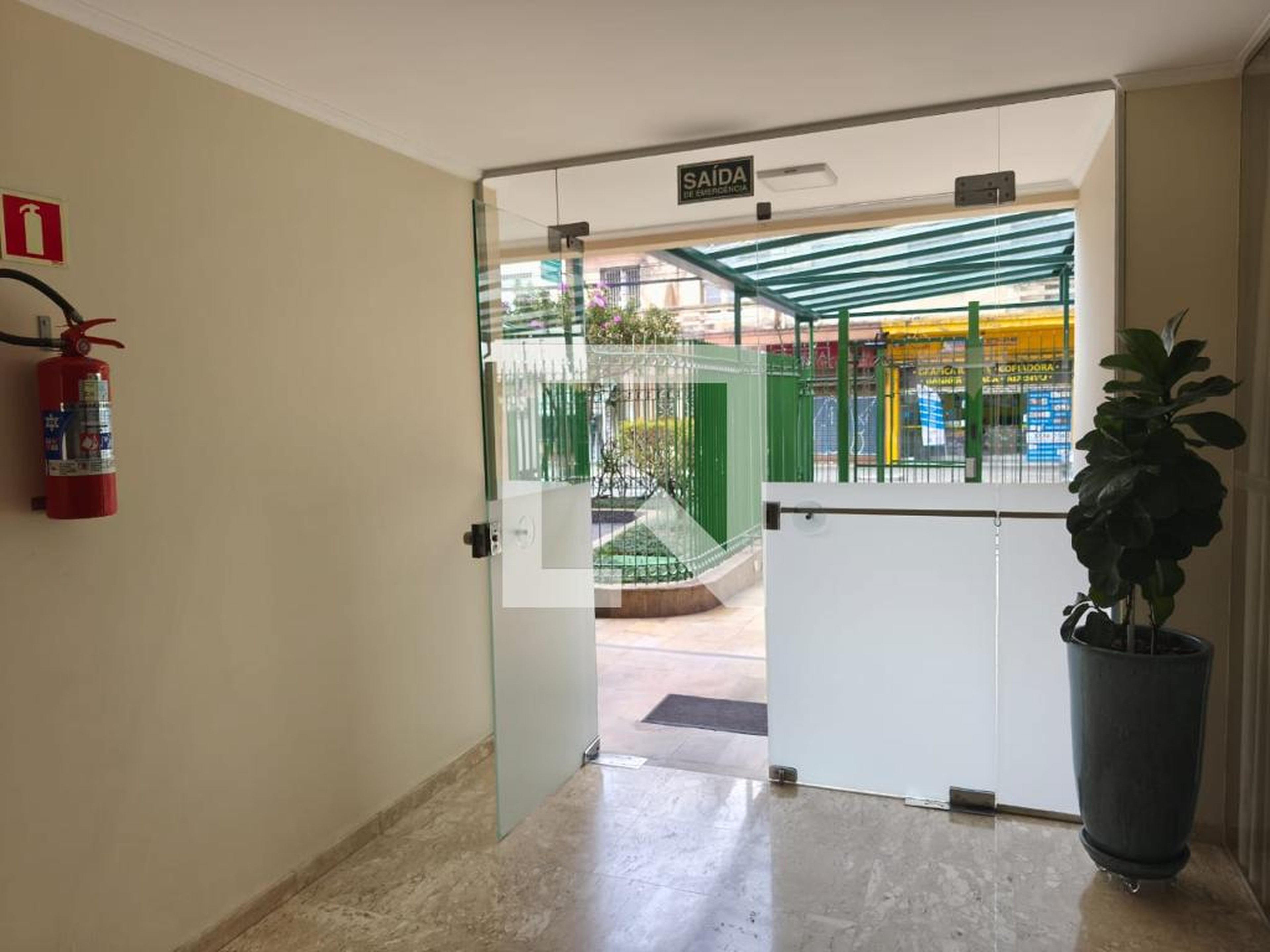 Hall - Edifício Mara Manrubia Trama