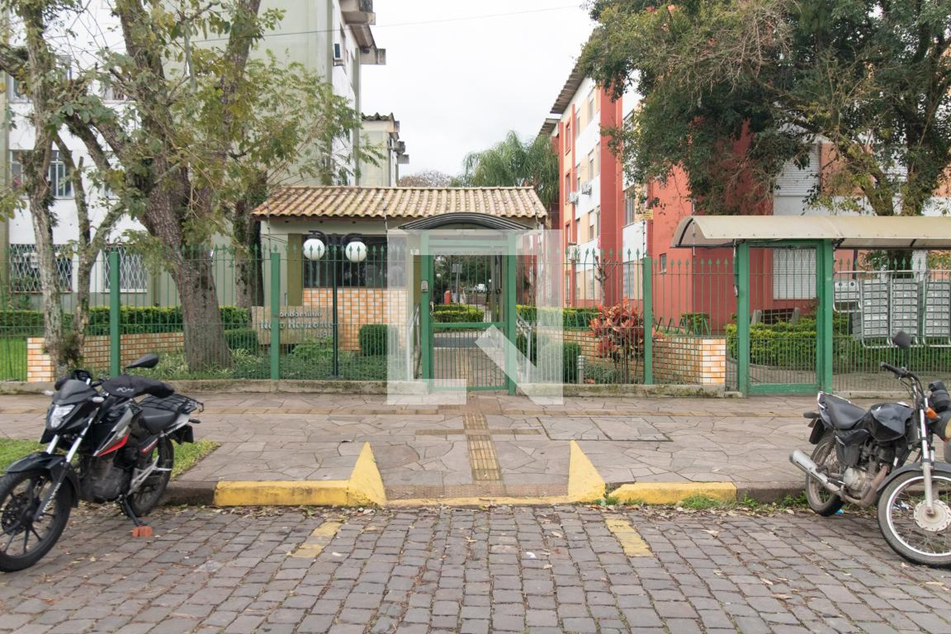 Fachada Condomínio em Rua Capitão Amarante Xavier, 95