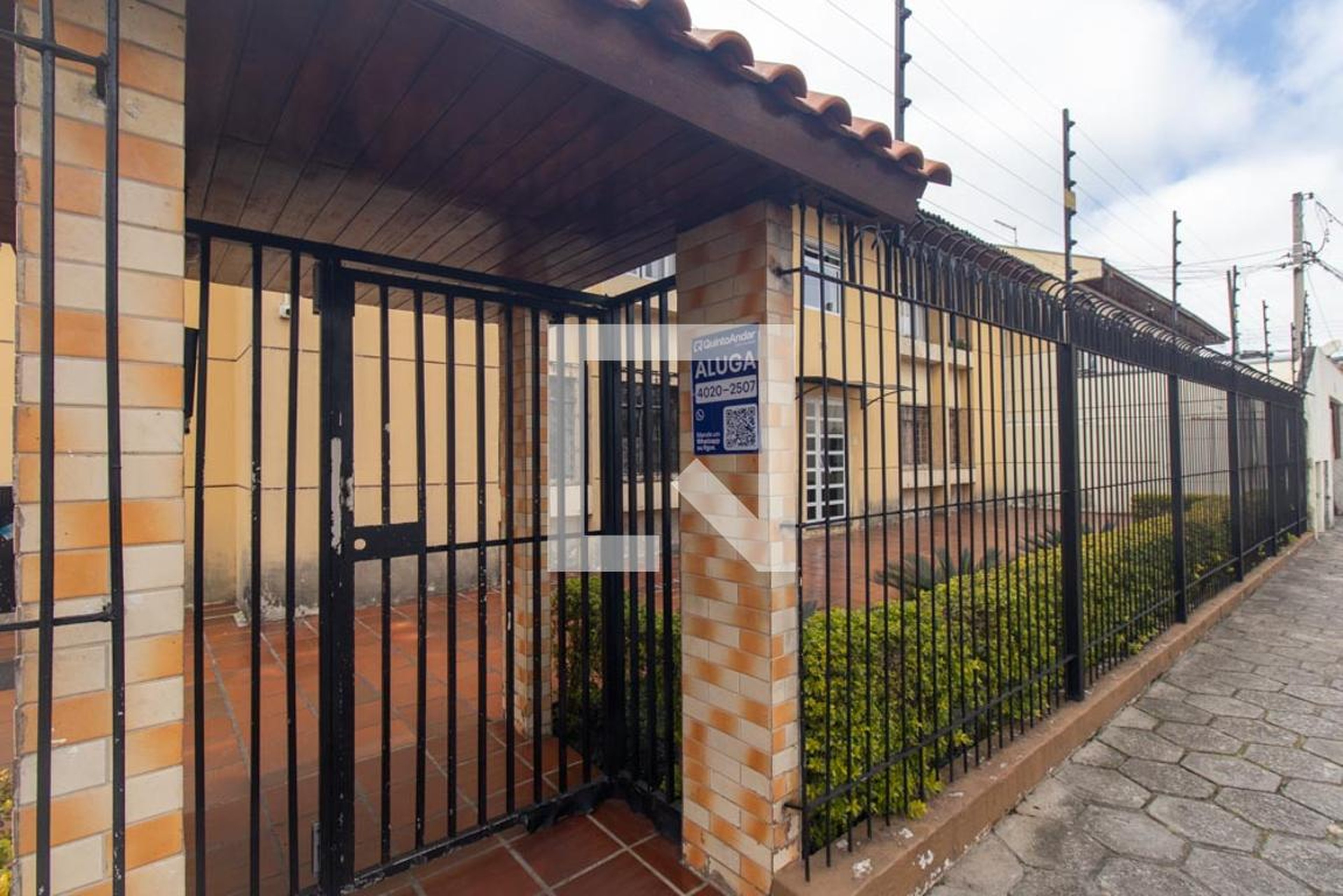 Fachada Condomínio em Rua Professor Osvaldo Ormiamin, 481